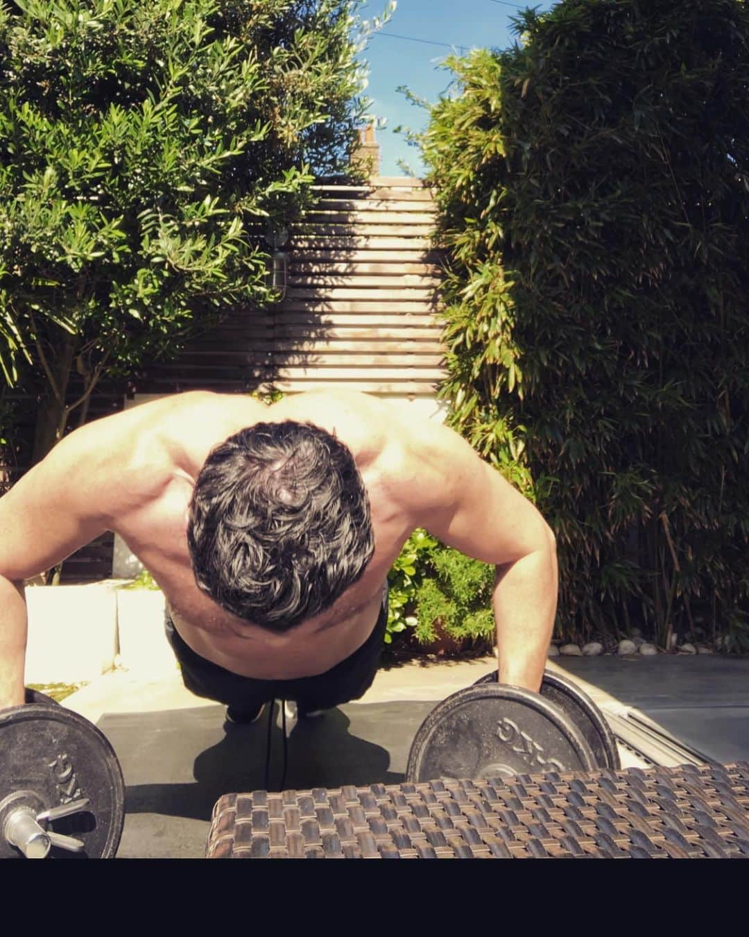 ルーク・エヴァンズさんのインスタグラム写真 - (ルーク・エヴァンズInstagram)「Back Yard workout.  One of #immortals training exercises we did everyday while shooting #bodyweighttraining #bodyweightworkout #chestabs」7月4日 20時28分 - thereallukeevans