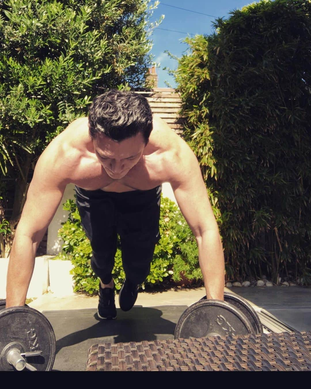 ルーク・エヴァンズさんのインスタグラム写真 - (ルーク・エヴァンズInstagram)「Back Yard workout.  One of #immortals training exercises we did everyday while shooting #bodyweighttraining #bodyweightworkout #chestabs」7月4日 20時28分 - thereallukeevans