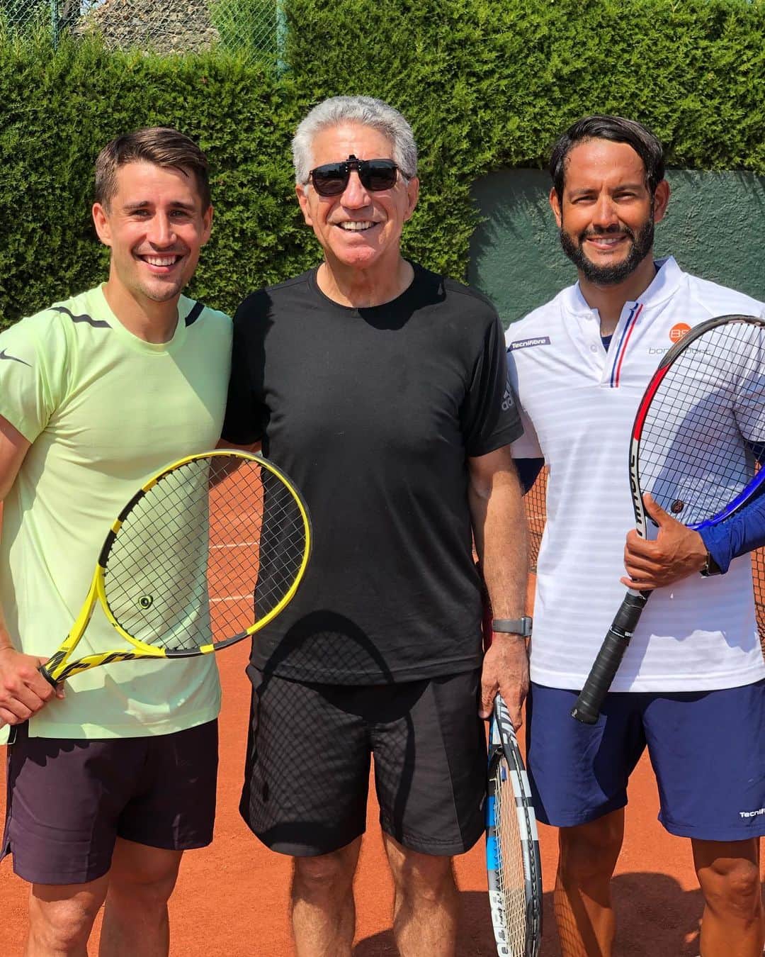ボージャン・クルキッチのインスタグラム：「Siempre disfrutando de las clases de tenis con Helmut en @clubbonasport, pero no todos los días se tiene el lujo de aprender de una leyenda como Manolo Orantes. 🙌🏻🎾 Always enjoy my tennis classes with Helmut from @clubbonasport but it's not every day that you get to learn from a legend like Manolo Orantes.  #tennis #tennistraining」