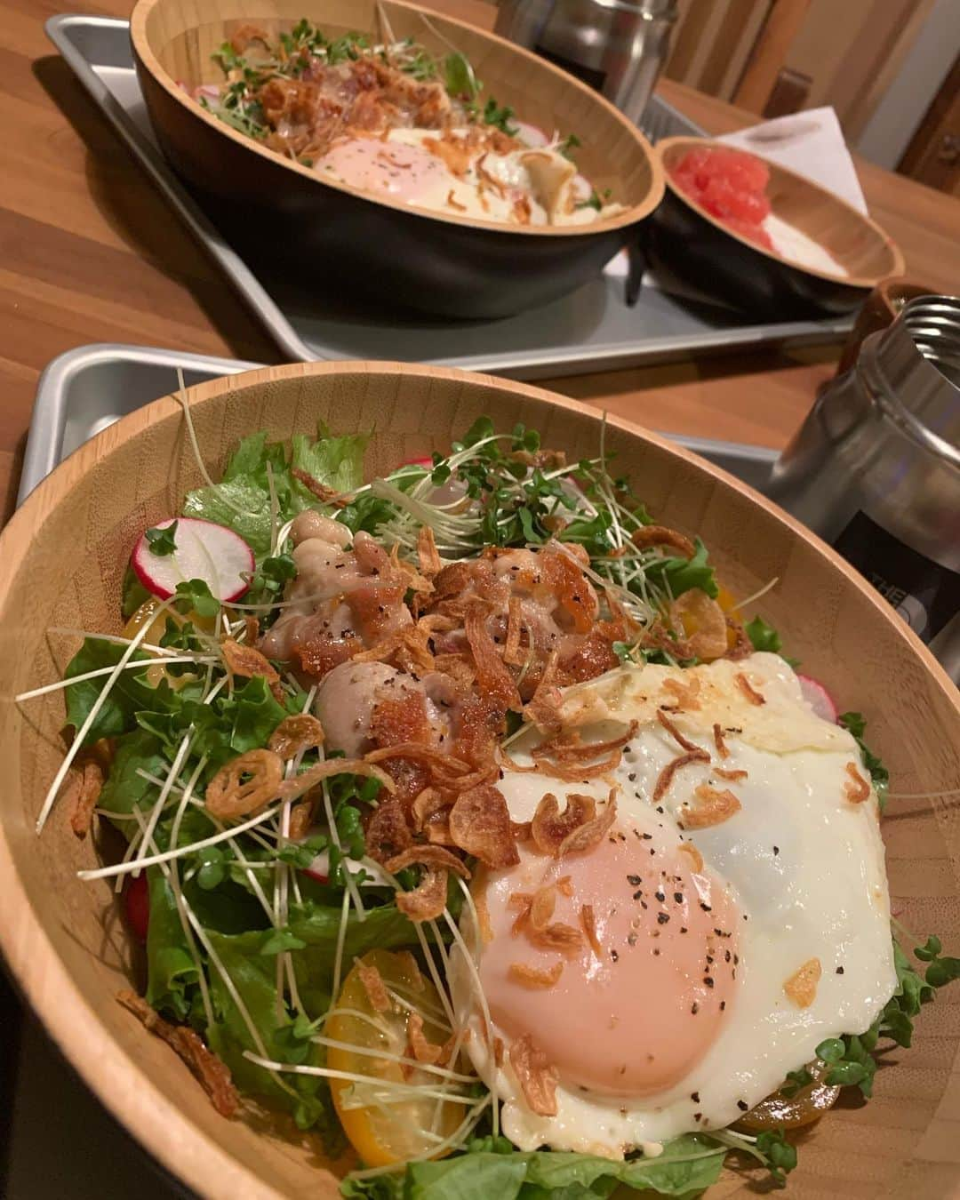 NANAさんのインスタグラム写真 - (NANAInstagram)「久しぶりの今日の夕飯🍽 ☆ 最近まる子部活から帰って来ると全然食べれないって言うから簡単ご飯ばっかり ☆ 量も食べないからいかに少ない量で栄養摂ってもらうか母ちゃん悩むよ🤔 ☆ チキンサラダにしたけど最近鶏肉も唐揚げ以外食べれなくなってきたらしく残飯処理はもちろん母ちゃん😅 ☆ グレープフルーツヨーグルがけも美味しかった👌 ☆ あーお腹いっぱい🙄まぁ夜は無理矢理炭水化物とらなくても大丈夫！ ☆ 今ね我が家「2週間で10キロ痩せる！」とかいう韓国のダンスのやつにハマっててあたしとひなせは絶賛筋肉痛😂 ☆ 2週間で10キロとか痩せるわけねーじゃんとかブツブツ言いながら楽しいからやってるよねw🕺🏽💃 ☆ 引き締まるといいな〜🤜⋆͛🤛 ☆ 今日のドレッシングは大葉のドレッシング作った🤗 ☆ #salad#チキンサラダ#foodie#おうちカフェ#food#homemade#instafood#手料理#foodphoto#テーブルコーディネート#時短レシピ#ヘルシーメニュー#fooddaily#foodpic#foodstagram#おうちごはん#暮らし#節約レシピ#dinner#foodporm#vscofood#japanesefood#foodstyling#料理写真#夕飯#ワンプレート#愛情ご飯#nanasrecipe」7月4日 20時20分 - nana1977hs