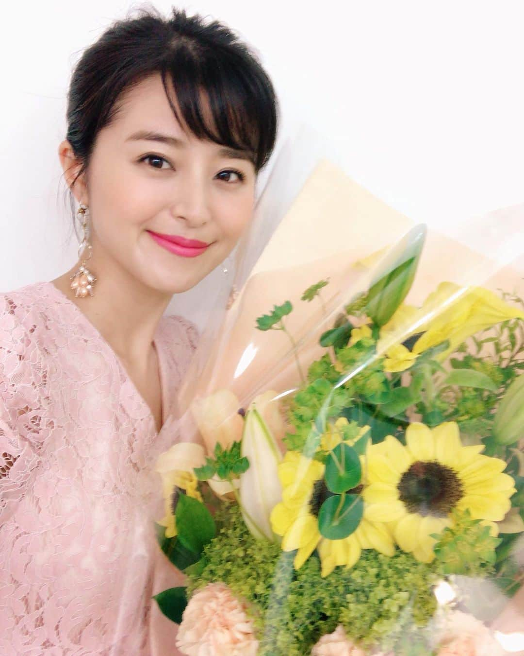 鈴木ちなみさんのインスタグラム写真 - (鈴木ちなみInstagram)「Tied up my hair🎀 Thanks for a bouquet of flower, it feels like summer 💐 💛🌻」7月4日 20時23分 - chinami_suzuki0926