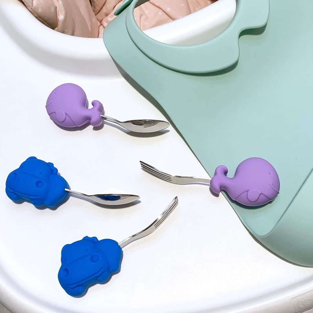 blossom39_officialのインスタグラム：「《MARCUS&MARCUS》のスプーン＆フォークセットからこの季節にぴったりなカラーが新登場🐳  持ちやすいグリップとお口に運びやすい長さで上手にごはんが食べられるかな〜🎵 他にも可愛い動物たちがいますので、お気に入りを見つけてくださいね。  #blossom39  #マーカスアンドマーカス #離乳食 #出産祝い #ギフト #アニマルモチーフ」