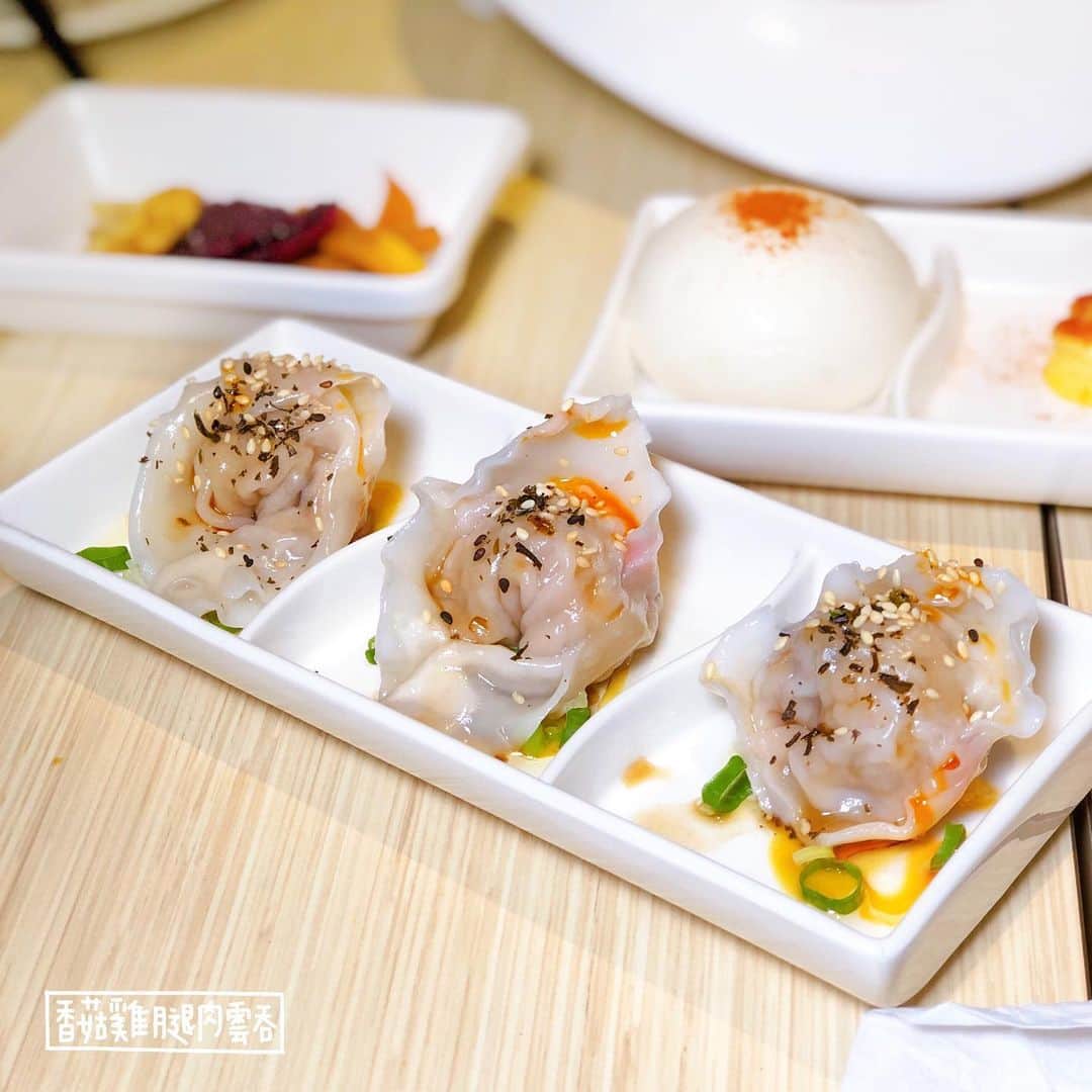4foodie, for foodieさんのインスタグラム写真 - (4foodie, for foodieInstagram)「📍Taipei, Taiwan 永康錄 / 以下餐點及價位 川味舒妃口水雞+阿嬤肉燥飯(套餐) $260 美味程度：🌕🌕🌕🌕🌗 💡補充💡口水雞是用去骨的雞腿排24小時醃製及真空隔水低溫舒肥方式烹煮而成，口感超極軟嫩😍！雞肉本身就有醃製過後的香氣，再配上10種藥材調製的甜鹹淋汁、芝麻粒、蔥、花生和香菜，讓整體口味更加豐富！這個套餐還有以滷肉飯的概念做成的肉粽飯！裡面有紅蔥酥炸拌炒碎肉、竹筍、菜脯、香菇、蝦米等肉粽內餡會看到的食材，整體口感層次豐富，不會太油膩，有滿滿的古早味😋 法式舒肥雞+日式冷泉涼麵(可椒麻) $200 美味程度：🌕🌕🌕🌕🌗 💡補充💡法式舒肥雞是由西式舒肥低溫真空包裝隔水烹煮，切薄片的口感軟嫩又爽口(我個人更喜歡厚切的嚼勁)，冷泉涼麵口感Q彈，搭配日式胡麻醬，有淡淡的柑橘香味，越吃越順口😍好吃！！ 法式舒妃雞+泰式椰香醬拌飯 $250 美味程度：🌕🌕🌕🌕🌑 💡補充💡這個跟涼麵的雞胸肉薄片是一樣的，不過是配上泰式椰香拌飯，醬汁用天然的椰子漿和蔬果燉煮而成，吃一口嘴臉濃濃的椰奶香慢慢化開，整體口味微辣。 香菇糙米雞湯 $160 美味程度：🌕🌕🌕🌕🌑 💡補充💡吃起來其實就像更細緻的雞粥！用雞骨和五種蔬菜隔夜熬製的湯底，再將糙米粥、雞腿肉、香菇合為一體，健康又好吃！雞肉是使用土雞，和舒肥雞口感不同，吃起來更有嚼勁！他們現在有推出冷凍包，買回家直接加熱就好，超方便！👍🏻 香菇雞腿肉雲吞 $99 美味程度：🌕🌕🌕🌗🌑 💡補充💡很少看到雲吞裡包香菇雞肉，很特別！我還吃到雞腿肉的筋😂 黃金奶黃流沙包 $99 美味程度：🌕🌕🌕🌕🌑 💡補充💡滿滿奶黃香氣，不會太甜。吃的時候要小心，會爆汁！ 天然三色菓乾 $60 美味程度：🌕🌕🌕🌕🌕 💡補充💡鳳梨、芒果、火龍果製的天然菓乾😍😍完全無任何人工添加物或糖漿，吃的到本身水果的甜味，重點是口感不是那種乾乾澀澀的，吃起來又Q又有嚼勁！！好希望他們能做成一包零食，這樣嘴饞的時候可以大吃也比較沒有負擔💗套餐小菜可以不加價！ 整體： 環境衛生：🌕🌕🌕🌕🌗 服務態度：🌕🌕🌕🌕🌗 再訪意願：🌕🌕🌕🌕🌗 🗺台北市大安區永康街14巷3號 🚇捷運東門站5號出口 ☎️(02)3393-2100 💡補充💡覺得這家老闆實在太用心，都堅持真材實料，主打好吃又健康，也很注重品質一制性，真希望以後他們能推出一系列的健康宅配商品，這樣在家裡也吃的到健康的雞料理🐔😍👍🏻 #4foodie #4foodie東門站 #永康錄 #台北美食 #東門美食 #永康美食 #永康 #永康錄雞湯 #taipei ©版權所有，不得轉載copyrights reserved」7月4日 20時32分 - 4foodie