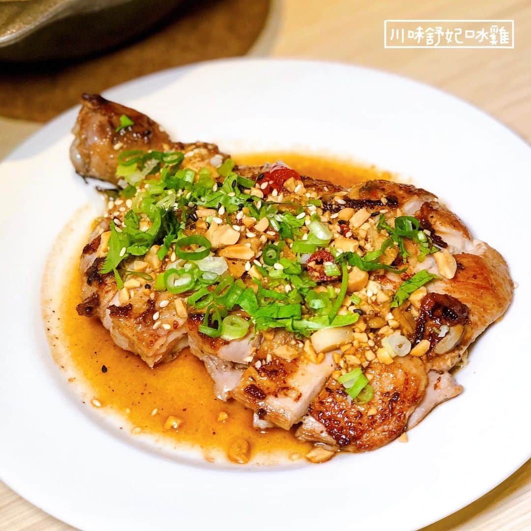 4foodie, for foodieさんのインスタグラム写真 - (4foodie, for foodieInstagram)「📍Taipei, Taiwan 永康錄 / 以下餐點及價位 川味舒妃口水雞+阿嬤肉燥飯(套餐) $260 美味程度：🌕🌕🌕🌕🌗 💡補充💡口水雞是用去骨的雞腿排24小時醃製及真空隔水低溫舒肥方式烹煮而成，口感超極軟嫩😍！雞肉本身就有醃製過後的香氣，再配上10種藥材調製的甜鹹淋汁、芝麻粒、蔥、花生和香菜，讓整體口味更加豐富！這個套餐還有以滷肉飯的概念做成的肉粽飯！裡面有紅蔥酥炸拌炒碎肉、竹筍、菜脯、香菇、蝦米等肉粽內餡會看到的食材，整體口感層次豐富，不會太油膩，有滿滿的古早味😋 法式舒肥雞+日式冷泉涼麵(可椒麻) $200 美味程度：🌕🌕🌕🌕🌗 💡補充💡法式舒肥雞是由西式舒肥低溫真空包裝隔水烹煮，切薄片的口感軟嫩又爽口(我個人更喜歡厚切的嚼勁)，冷泉涼麵口感Q彈，搭配日式胡麻醬，有淡淡的柑橘香味，越吃越順口😍好吃！！ 法式舒妃雞+泰式椰香醬拌飯 $250 美味程度：🌕🌕🌕🌕🌑 💡補充💡這個跟涼麵的雞胸肉薄片是一樣的，不過是配上泰式椰香拌飯，醬汁用天然的椰子漿和蔬果燉煮而成，吃一口嘴臉濃濃的椰奶香慢慢化開，整體口味微辣。 香菇糙米雞湯 $160 美味程度：🌕🌕🌕🌕🌑 💡補充💡吃起來其實就像更細緻的雞粥！用雞骨和五種蔬菜隔夜熬製的湯底，再將糙米粥、雞腿肉、香菇合為一體，健康又好吃！雞肉是使用土雞，和舒肥雞口感不同，吃起來更有嚼勁！他們現在有推出冷凍包，買回家直接加熱就好，超方便！👍🏻 香菇雞腿肉雲吞 $99 美味程度：🌕🌕🌕🌗🌑 💡補充💡很少看到雲吞裡包香菇雞肉，很特別！我還吃到雞腿肉的筋😂 黃金奶黃流沙包 $99 美味程度：🌕🌕🌕🌕🌑 💡補充💡滿滿奶黃香氣，不會太甜。吃的時候要小心，會爆汁！ 天然三色菓乾 $60 美味程度：🌕🌕🌕🌕🌕 💡補充💡鳳梨、芒果、火龍果製的天然菓乾😍😍完全無任何人工添加物或糖漿，吃的到本身水果的甜味，重點是口感不是那種乾乾澀澀的，吃起來又Q又有嚼勁！！好希望他們能做成一包零食，這樣嘴饞的時候可以大吃也比較沒有負擔💗套餐小菜可以不加價！ 整體： 環境衛生：🌕🌕🌕🌕🌗 服務態度：🌕🌕🌕🌕🌗 再訪意願：🌕🌕🌕🌕🌗 🗺台北市大安區永康街14巷3號 🚇捷運東門站5號出口 ☎️(02)3393-2100 💡補充💡覺得這家老闆實在太用心，都堅持真材實料，主打好吃又健康，也很注重品質一制性，真希望以後他們能推出一系列的健康宅配商品，這樣在家裡也吃的到健康的雞料理🐔😍👍🏻 #4foodie #4foodie東門站 #永康錄 #台北美食 #東門美食 #永康美食 #永康 #永康錄雞湯 #taipei ©版權所有，不得轉載copyrights reserved」7月4日 20時32分 - 4foodie