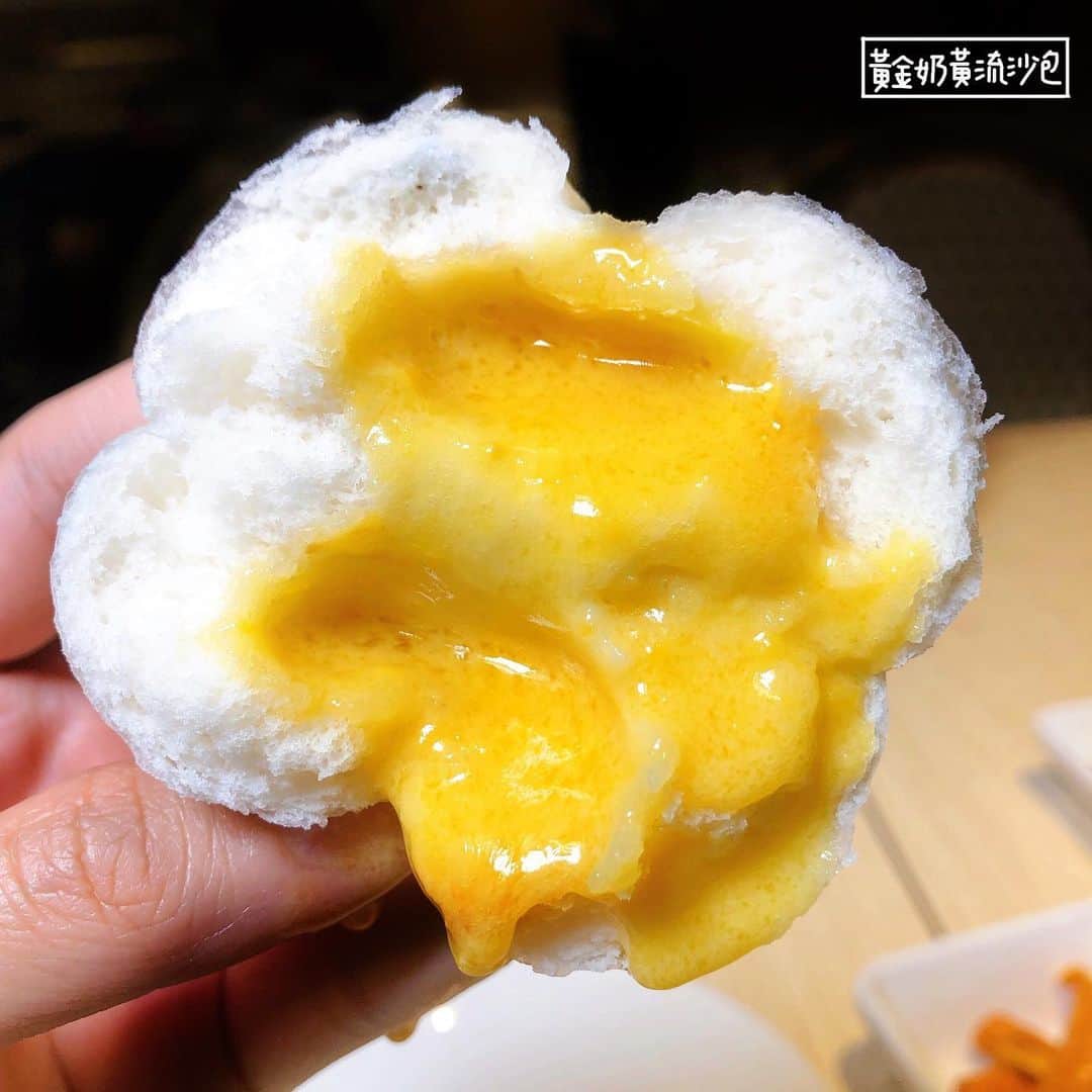 4foodie, for foodieさんのインスタグラム写真 - (4foodie, for foodieInstagram)「📍Taipei, Taiwan 永康錄 / 以下餐點及價位 川味舒妃口水雞+阿嬤肉燥飯(套餐) $260 美味程度：🌕🌕🌕🌕🌗 💡補充💡口水雞是用去骨的雞腿排24小時醃製及真空隔水低溫舒肥方式烹煮而成，口感超極軟嫩😍！雞肉本身就有醃製過後的香氣，再配上10種藥材調製的甜鹹淋汁、芝麻粒、蔥、花生和香菜，讓整體口味更加豐富！這個套餐還有以滷肉飯的概念做成的肉粽飯！裡面有紅蔥酥炸拌炒碎肉、竹筍、菜脯、香菇、蝦米等肉粽內餡會看到的食材，整體口感層次豐富，不會太油膩，有滿滿的古早味😋 法式舒肥雞+日式冷泉涼麵(可椒麻) $200 美味程度：🌕🌕🌕🌕🌗 💡補充💡法式舒肥雞是由西式舒肥低溫真空包裝隔水烹煮，切薄片的口感軟嫩又爽口(我個人更喜歡厚切的嚼勁)，冷泉涼麵口感Q彈，搭配日式胡麻醬，有淡淡的柑橘香味，越吃越順口😍好吃！！ 法式舒妃雞+泰式椰香醬拌飯 $250 美味程度：🌕🌕🌕🌕🌑 💡補充💡這個跟涼麵的雞胸肉薄片是一樣的，不過是配上泰式椰香拌飯，醬汁用天然的椰子漿和蔬果燉煮而成，吃一口嘴臉濃濃的椰奶香慢慢化開，整體口味微辣。 香菇糙米雞湯 $160 美味程度：🌕🌕🌕🌕🌑 💡補充💡吃起來其實就像更細緻的雞粥！用雞骨和五種蔬菜隔夜熬製的湯底，再將糙米粥、雞腿肉、香菇合為一體，健康又好吃！雞肉是使用土雞，和舒肥雞口感不同，吃起來更有嚼勁！他們現在有推出冷凍包，買回家直接加熱就好，超方便！👍🏻 香菇雞腿肉雲吞 $99 美味程度：🌕🌕🌕🌗🌑 💡補充💡很少看到雲吞裡包香菇雞肉，很特別！我還吃到雞腿肉的筋😂 黃金奶黃流沙包 $99 美味程度：🌕🌕🌕🌕🌑 💡補充💡滿滿奶黃香氣，不會太甜。吃的時候要小心，會爆汁！ 天然三色菓乾 $60 美味程度：🌕🌕🌕🌕🌕 💡補充💡鳳梨、芒果、火龍果製的天然菓乾😍😍完全無任何人工添加物或糖漿，吃的到本身水果的甜味，重點是口感不是那種乾乾澀澀的，吃起來又Q又有嚼勁！！好希望他們能做成一包零食，這樣嘴饞的時候可以大吃也比較沒有負擔💗套餐小菜可以不加價！ 整體： 環境衛生：🌕🌕🌕🌕🌗 服務態度：🌕🌕🌕🌕🌗 再訪意願：🌕🌕🌕🌕🌗 🗺台北市大安區永康街14巷3號 🚇捷運東門站5號出口 ☎️(02)3393-2100 💡補充💡覺得這家老闆實在太用心，都堅持真材實料，主打好吃又健康，也很注重品質一制性，真希望以後他們能推出一系列的健康宅配商品，這樣在家裡也吃的到健康的雞料理🐔😍👍🏻 #4foodie #4foodie東門站 #永康錄 #台北美食 #東門美食 #永康美食 #永康 #永康錄雞湯 #taipei ©版權所有，不得轉載copyrights reserved」7月4日 20時32分 - 4foodie
