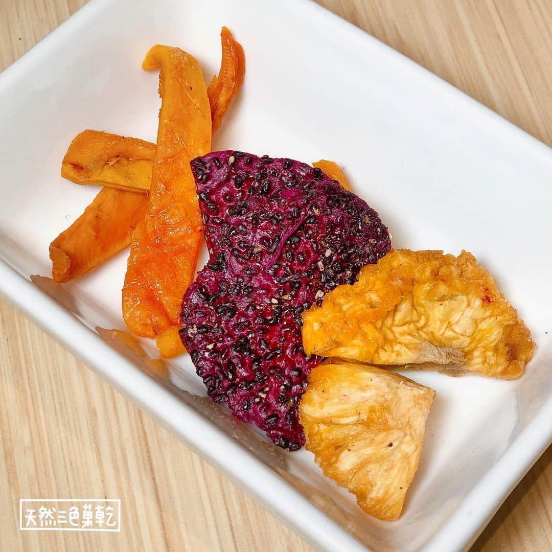4foodie, for foodieさんのインスタグラム写真 - (4foodie, for foodieInstagram)「📍Taipei, Taiwan 永康錄 / 以下餐點及價位 川味舒妃口水雞+阿嬤肉燥飯(套餐) $260 美味程度：🌕🌕🌕🌕🌗 💡補充💡口水雞是用去骨的雞腿排24小時醃製及真空隔水低溫舒肥方式烹煮而成，口感超極軟嫩😍！雞肉本身就有醃製過後的香氣，再配上10種藥材調製的甜鹹淋汁、芝麻粒、蔥、花生和香菜，讓整體口味更加豐富！這個套餐還有以滷肉飯的概念做成的肉粽飯！裡面有紅蔥酥炸拌炒碎肉、竹筍、菜脯、香菇、蝦米等肉粽內餡會看到的食材，整體口感層次豐富，不會太油膩，有滿滿的古早味😋 法式舒肥雞+日式冷泉涼麵(可椒麻) $200 美味程度：🌕🌕🌕🌕🌗 💡補充💡法式舒肥雞是由西式舒肥低溫真空包裝隔水烹煮，切薄片的口感軟嫩又爽口(我個人更喜歡厚切的嚼勁)，冷泉涼麵口感Q彈，搭配日式胡麻醬，有淡淡的柑橘香味，越吃越順口😍好吃！！ 法式舒妃雞+泰式椰香醬拌飯 $250 美味程度：🌕🌕🌕🌕🌑 💡補充💡這個跟涼麵的雞胸肉薄片是一樣的，不過是配上泰式椰香拌飯，醬汁用天然的椰子漿和蔬果燉煮而成，吃一口嘴臉濃濃的椰奶香慢慢化開，整體口味微辣。 香菇糙米雞湯 $160 美味程度：🌕🌕🌕🌕🌑 💡補充💡吃起來其實就像更細緻的雞粥！用雞骨和五種蔬菜隔夜熬製的湯底，再將糙米粥、雞腿肉、香菇合為一體，健康又好吃！雞肉是使用土雞，和舒肥雞口感不同，吃起來更有嚼勁！他們現在有推出冷凍包，買回家直接加熱就好，超方便！👍🏻 香菇雞腿肉雲吞 $99 美味程度：🌕🌕🌕🌗🌑 💡補充💡很少看到雲吞裡包香菇雞肉，很特別！我還吃到雞腿肉的筋😂 黃金奶黃流沙包 $99 美味程度：🌕🌕🌕🌕🌑 💡補充💡滿滿奶黃香氣，不會太甜。吃的時候要小心，會爆汁！ 天然三色菓乾 $60 美味程度：🌕🌕🌕🌕🌕 💡補充💡鳳梨、芒果、火龍果製的天然菓乾😍😍完全無任何人工添加物或糖漿，吃的到本身水果的甜味，重點是口感不是那種乾乾澀澀的，吃起來又Q又有嚼勁！！好希望他們能做成一包零食，這樣嘴饞的時候可以大吃也比較沒有負擔💗套餐小菜可以不加價！ 整體： 環境衛生：🌕🌕🌕🌕🌗 服務態度：🌕🌕🌕🌕🌗 再訪意願：🌕🌕🌕🌕🌗 🗺台北市大安區永康街14巷3號 🚇捷運東門站5號出口 ☎️(02)3393-2100 💡補充💡覺得這家老闆實在太用心，都堅持真材實料，主打好吃又健康，也很注重品質一制性，真希望以後他們能推出一系列的健康宅配商品，這樣在家裡也吃的到健康的雞料理🐔😍👍🏻 #4foodie #4foodie東門站 #永康錄 #台北美食 #東門美食 #永康美食 #永康 #永康錄雞湯 #taipei ©版權所有，不得轉載copyrights reserved」7月4日 20時32分 - 4foodie