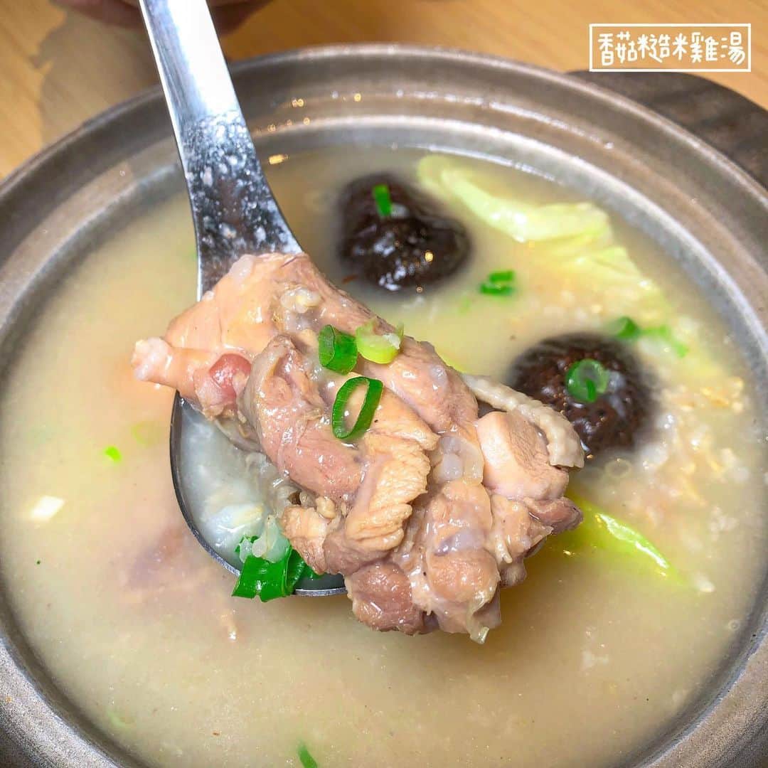 4foodie, for foodieさんのインスタグラム写真 - (4foodie, for foodieInstagram)「📍Taipei, Taiwan 永康錄 / 以下餐點及價位 川味舒妃口水雞+阿嬤肉燥飯(套餐) $260 美味程度：🌕🌕🌕🌕🌗 💡補充💡口水雞是用去骨的雞腿排24小時醃製及真空隔水低溫舒肥方式烹煮而成，口感超極軟嫩😍！雞肉本身就有醃製過後的香氣，再配上10種藥材調製的甜鹹淋汁、芝麻粒、蔥、花生和香菜，讓整體口味更加豐富！這個套餐還有以滷肉飯的概念做成的肉粽飯！裡面有紅蔥酥炸拌炒碎肉、竹筍、菜脯、香菇、蝦米等肉粽內餡會看到的食材，整體口感層次豐富，不會太油膩，有滿滿的古早味😋 法式舒肥雞+日式冷泉涼麵(可椒麻) $200 美味程度：🌕🌕🌕🌕🌗 💡補充💡法式舒肥雞是由西式舒肥低溫真空包裝隔水烹煮，切薄片的口感軟嫩又爽口(我個人更喜歡厚切的嚼勁)，冷泉涼麵口感Q彈，搭配日式胡麻醬，有淡淡的柑橘香味，越吃越順口😍好吃！！ 法式舒妃雞+泰式椰香醬拌飯 $250 美味程度：🌕🌕🌕🌕🌑 💡補充💡這個跟涼麵的雞胸肉薄片是一樣的，不過是配上泰式椰香拌飯，醬汁用天然的椰子漿和蔬果燉煮而成，吃一口嘴臉濃濃的椰奶香慢慢化開，整體口味微辣。 香菇糙米雞湯 $160 美味程度：🌕🌕🌕🌕🌑 💡補充💡吃起來其實就像更細緻的雞粥！用雞骨和五種蔬菜隔夜熬製的湯底，再將糙米粥、雞腿肉、香菇合為一體，健康又好吃！雞肉是使用土雞，和舒肥雞口感不同，吃起來更有嚼勁！他們現在有推出冷凍包，買回家直接加熱就好，超方便！👍🏻 香菇雞腿肉雲吞 $99 美味程度：🌕🌕🌕🌗🌑 💡補充💡很少看到雲吞裡包香菇雞肉，很特別！我還吃到雞腿肉的筋😂 黃金奶黃流沙包 $99 美味程度：🌕🌕🌕🌕🌑 💡補充💡滿滿奶黃香氣，不會太甜。吃的時候要小心，會爆汁！ 天然三色菓乾 $60 美味程度：🌕🌕🌕🌕🌕 💡補充💡鳳梨、芒果、火龍果製的天然菓乾😍😍完全無任何人工添加物或糖漿，吃的到本身水果的甜味，重點是口感不是那種乾乾澀澀的，吃起來又Q又有嚼勁！！好希望他們能做成一包零食，這樣嘴饞的時候可以大吃也比較沒有負擔💗套餐小菜可以不加價！ 整體： 環境衛生：🌕🌕🌕🌕🌗 服務態度：🌕🌕🌕🌕🌗 再訪意願：🌕🌕🌕🌕🌗 🗺台北市大安區永康街14巷3號 🚇捷運東門站5號出口 ☎️(02)3393-2100 💡補充💡覺得這家老闆實在太用心，都堅持真材實料，主打好吃又健康，也很注重品質一制性，真希望以後他們能推出一系列的健康宅配商品，這樣在家裡也吃的到健康的雞料理🐔😍👍🏻 #4foodie #4foodie東門站 #永康錄 #台北美食 #東門美食 #永康美食 #永康 #永康錄雞湯 #taipei ©版權所有，不得轉載copyrights reserved」7月4日 20時32分 - 4foodie