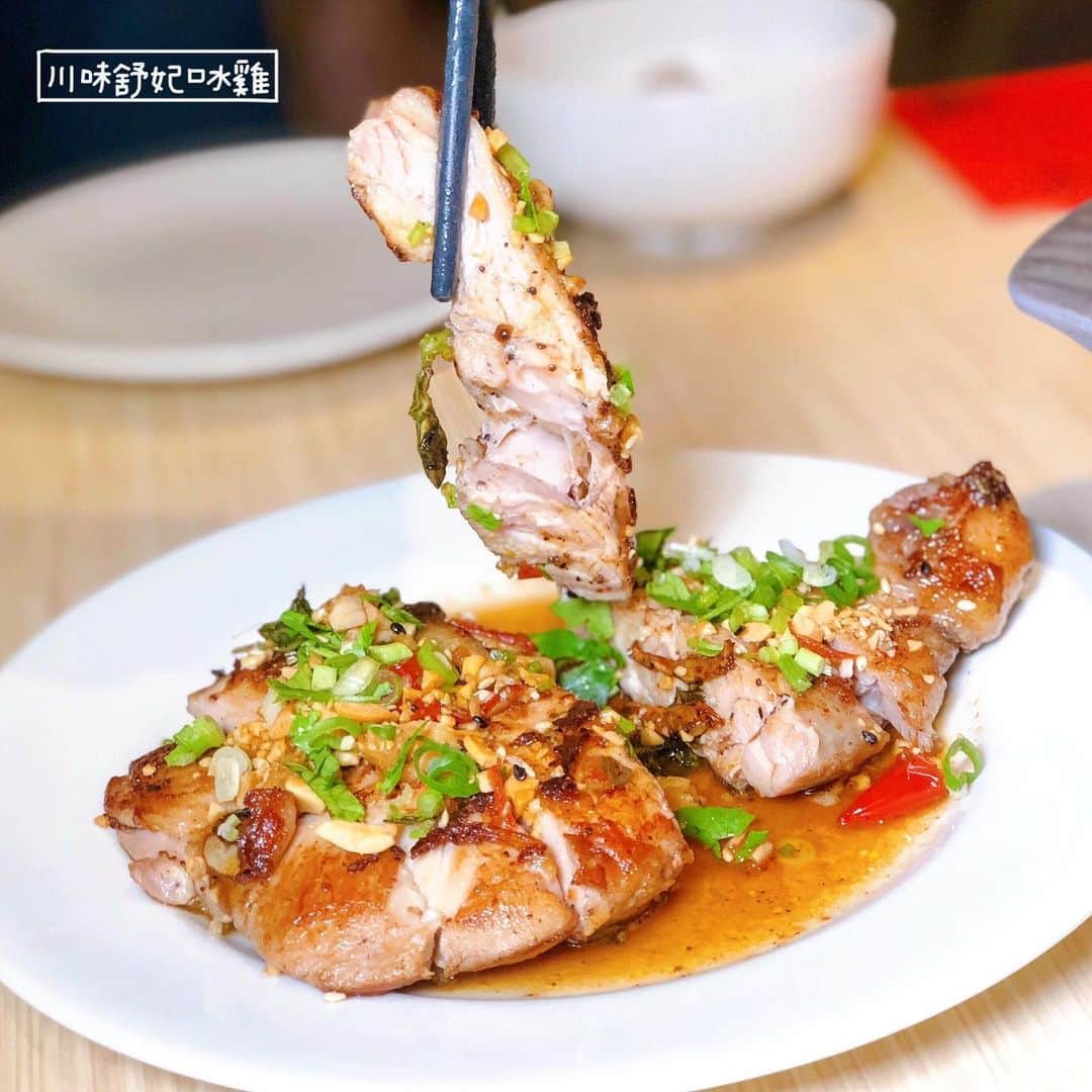 4foodie, for foodieさんのインスタグラム写真 - (4foodie, for foodieInstagram)「📍Taipei, Taiwan 永康錄 / 以下餐點及價位 川味舒妃口水雞+阿嬤肉燥飯(套餐) $260 美味程度：🌕🌕🌕🌕🌗 💡補充💡口水雞是用去骨的雞腿排24小時醃製及真空隔水低溫舒肥方式烹煮而成，口感超極軟嫩😍！雞肉本身就有醃製過後的香氣，再配上10種藥材調製的甜鹹淋汁、芝麻粒、蔥、花生和香菜，讓整體口味更加豐富！這個套餐還有以滷肉飯的概念做成的肉粽飯！裡面有紅蔥酥炸拌炒碎肉、竹筍、菜脯、香菇、蝦米等肉粽內餡會看到的食材，整體口感層次豐富，不會太油膩，有滿滿的古早味😋 法式舒肥雞+日式冷泉涼麵(可椒麻) $200 美味程度：🌕🌕🌕🌕🌗 💡補充💡法式舒肥雞是由西式舒肥低溫真空包裝隔水烹煮，切薄片的口感軟嫩又爽口(我個人更喜歡厚切的嚼勁)，冷泉涼麵口感Q彈，搭配日式胡麻醬，有淡淡的柑橘香味，越吃越順口😍好吃！！ 法式舒妃雞+泰式椰香醬拌飯 $250 美味程度：🌕🌕🌕🌕🌑 💡補充💡這個跟涼麵的雞胸肉薄片是一樣的，不過是配上泰式椰香拌飯，醬汁用天然的椰子漿和蔬果燉煮而成，吃一口嘴臉濃濃的椰奶香慢慢化開，整體口味微辣。 香菇糙米雞湯 $160 美味程度：🌕🌕🌕🌕🌑 💡補充💡吃起來其實就像更細緻的雞粥！用雞骨和五種蔬菜隔夜熬製的湯底，再將糙米粥、雞腿肉、香菇合為一體，健康又好吃！雞肉是使用土雞，和舒肥雞口感不同，吃起來更有嚼勁！他們現在有推出冷凍包，買回家直接加熱就好，超方便！👍🏻 香菇雞腿肉雲吞 $99 美味程度：🌕🌕🌕🌗🌑 💡補充💡很少看到雲吞裡包香菇雞肉，很特別！我還吃到雞腿肉的筋😂 黃金奶黃流沙包 $99 美味程度：🌕🌕🌕🌕🌑 💡補充💡滿滿奶黃香氣，不會太甜。吃的時候要小心，會爆汁！ 天然三色菓乾 $60 美味程度：🌕🌕🌕🌕🌕 💡補充💡鳳梨、芒果、火龍果製的天然菓乾😍😍完全無任何人工添加物或糖漿，吃的到本身水果的甜味，重點是口感不是那種乾乾澀澀的，吃起來又Q又有嚼勁！！好希望他們能做成一包零食，這樣嘴饞的時候可以大吃也比較沒有負擔💗套餐小菜可以不加價！ 整體： 環境衛生：🌕🌕🌕🌕🌗 服務態度：🌕🌕🌕🌕🌗 再訪意願：🌕🌕🌕🌕🌗 🗺台北市大安區永康街14巷3號 🚇捷運東門站5號出口 ☎️(02)3393-2100 💡補充💡覺得這家老闆實在太用心，都堅持真材實料，主打好吃又健康，也很注重品質一制性，真希望以後他們能推出一系列的健康宅配商品，這樣在家裡也吃的到健康的雞料理🐔😍👍🏻 #4foodie #4foodie東門站 #永康錄 #台北美食 #東門美食 #永康美食 #永康 #永康錄雞湯 #taipei ©版權所有，不得轉載copyrights reserved」7月4日 20時32分 - 4foodie