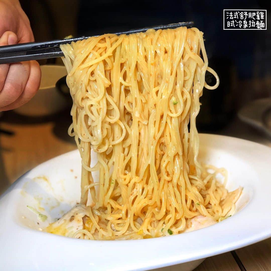 4foodie, for foodieさんのインスタグラム写真 - (4foodie, for foodieInstagram)「📍Taipei, Taiwan 永康錄 / 以下餐點及價位 川味舒妃口水雞+阿嬤肉燥飯(套餐) $260 美味程度：🌕🌕🌕🌕🌗 💡補充💡口水雞是用去骨的雞腿排24小時醃製及真空隔水低溫舒肥方式烹煮而成，口感超極軟嫩😍！雞肉本身就有醃製過後的香氣，再配上10種藥材調製的甜鹹淋汁、芝麻粒、蔥、花生和香菜，讓整體口味更加豐富！這個套餐還有以滷肉飯的概念做成的肉粽飯！裡面有紅蔥酥炸拌炒碎肉、竹筍、菜脯、香菇、蝦米等肉粽內餡會看到的食材，整體口感層次豐富，不會太油膩，有滿滿的古早味😋 法式舒肥雞+日式冷泉涼麵(可椒麻) $200 美味程度：🌕🌕🌕🌕🌗 💡補充💡法式舒肥雞是由西式舒肥低溫真空包裝隔水烹煮，切薄片的口感軟嫩又爽口(我個人更喜歡厚切的嚼勁)，冷泉涼麵口感Q彈，搭配日式胡麻醬，有淡淡的柑橘香味，越吃越順口😍好吃！！ 法式舒妃雞+泰式椰香醬拌飯 $250 美味程度：🌕🌕🌕🌕🌑 💡補充💡這個跟涼麵的雞胸肉薄片是一樣的，不過是配上泰式椰香拌飯，醬汁用天然的椰子漿和蔬果燉煮而成，吃一口嘴臉濃濃的椰奶香慢慢化開，整體口味微辣。 香菇糙米雞湯 $160 美味程度：🌕🌕🌕🌕🌑 💡補充💡吃起來其實就像更細緻的雞粥！用雞骨和五種蔬菜隔夜熬製的湯底，再將糙米粥、雞腿肉、香菇合為一體，健康又好吃！雞肉是使用土雞，和舒肥雞口感不同，吃起來更有嚼勁！他們現在有推出冷凍包，買回家直接加熱就好，超方便！👍🏻 香菇雞腿肉雲吞 $99 美味程度：🌕🌕🌕🌗🌑 💡補充💡很少看到雲吞裡包香菇雞肉，很特別！我還吃到雞腿肉的筋😂 黃金奶黃流沙包 $99 美味程度：🌕🌕🌕🌕🌑 💡補充💡滿滿奶黃香氣，不會太甜。吃的時候要小心，會爆汁！ 天然三色菓乾 $60 美味程度：🌕🌕🌕🌕🌕 💡補充💡鳳梨、芒果、火龍果製的天然菓乾😍😍完全無任何人工添加物或糖漿，吃的到本身水果的甜味，重點是口感不是那種乾乾澀澀的，吃起來又Q又有嚼勁！！好希望他們能做成一包零食，這樣嘴饞的時候可以大吃也比較沒有負擔💗套餐小菜可以不加價！ 整體： 環境衛生：🌕🌕🌕🌕🌗 服務態度：🌕🌕🌕🌕🌗 再訪意願：🌕🌕🌕🌕🌗 🗺台北市大安區永康街14巷3號 🚇捷運東門站5號出口 ☎️(02)3393-2100 💡補充💡覺得這家老闆實在太用心，都堅持真材實料，主打好吃又健康，也很注重品質一制性，真希望以後他們能推出一系列的健康宅配商品，這樣在家裡也吃的到健康的雞料理🐔😍👍🏻 #4foodie #4foodie東門站 #永康錄 #台北美食 #東門美食 #永康美食 #永康 #永康錄雞湯 #taipei ©版權所有，不得轉載copyrights reserved」7月4日 20時32分 - 4foodie