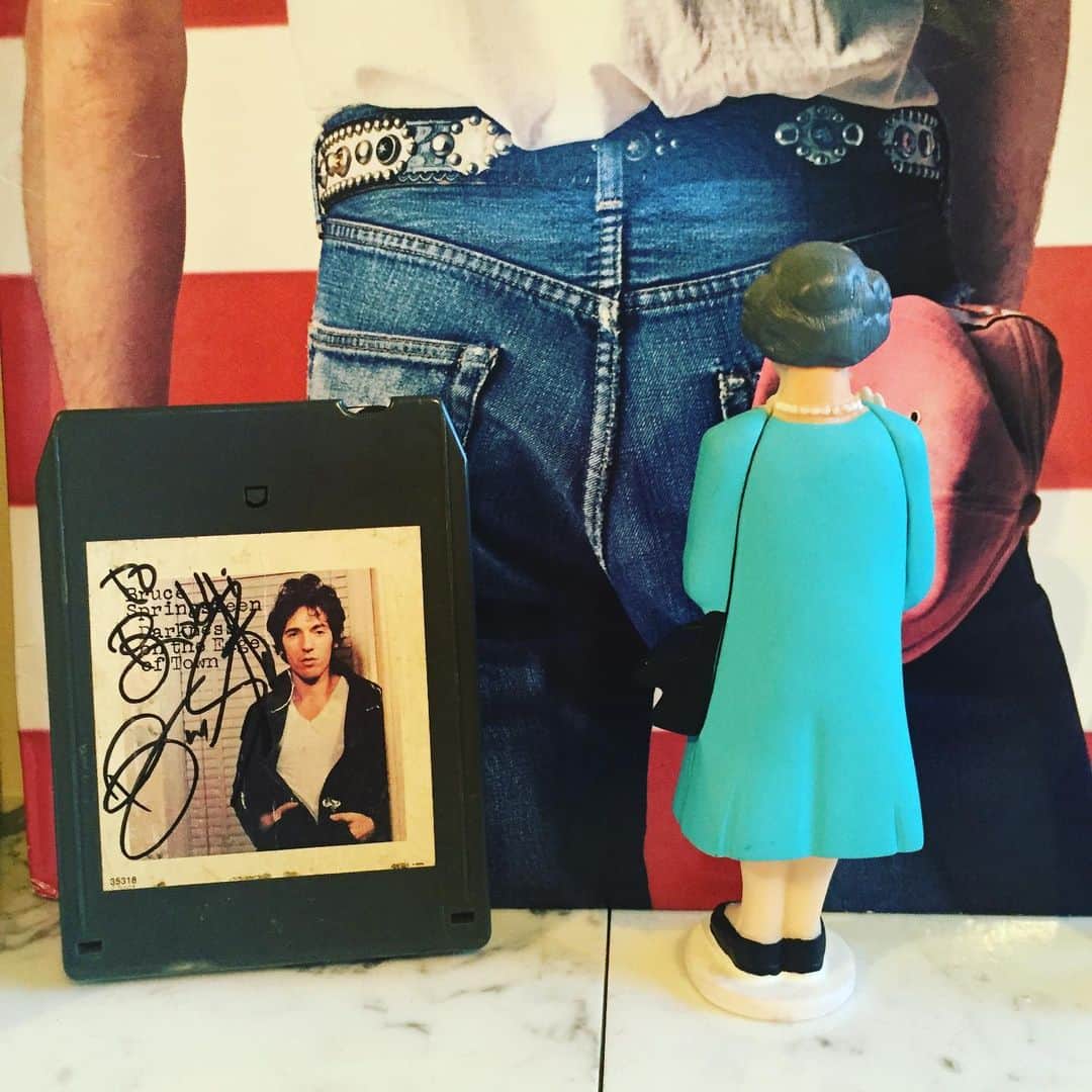 ボビー・ブラウンのインスタグラム：「Happy 4th everyone #bornonthefourthofjuly @springsteen @officialrumbledoll #borntorun」