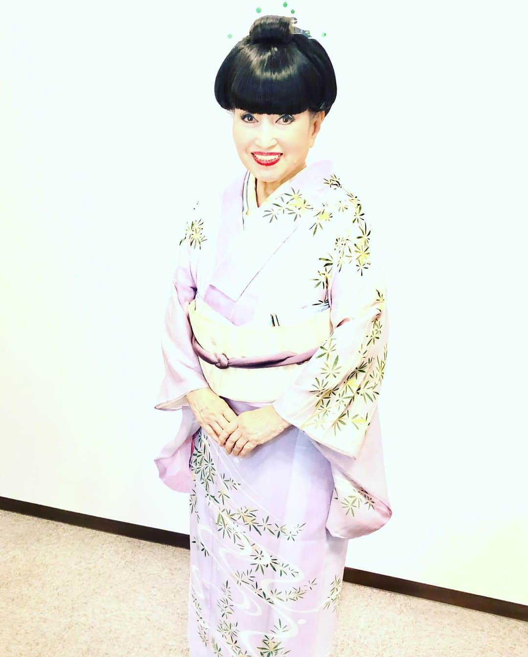 黒柳徹子さんのインスタグラム写真 - (黒柳徹子Instagram)「今日は、「日立 世界ふしぎ発見！」本番2本。 頭の飾りは、櫛(くし)と笄(こうがい)と言います。 夏用なので、透明で、とっても涼しそう💕 お着物は、両方とも、久保田一竹先生の紗の友禅です。」7月4日 20時32分 - tetsukokuroyanagi