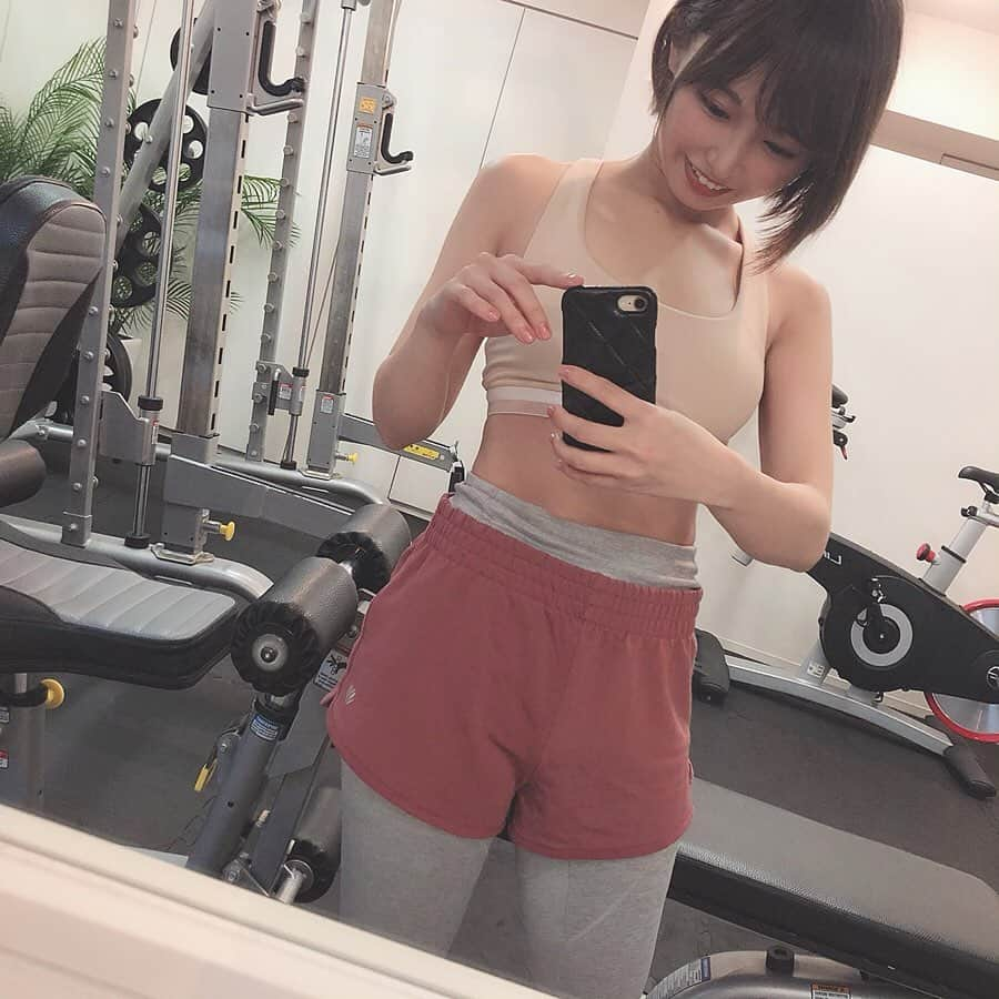 島田玲奈さんのインスタグラム写真 - (島田玲奈Instagram)「. 今日から、恵比寿のパーソナルGRVITY (@gravity_gym_jp) に通うことにしました💪💓 . @yuma.kashiwada さんに担当してもらってます！ 動画は、お尻🍑のトレーニング🏋🏻‍♀️ . 食事のアドバイスで 《朝昼お魚メイン、夜ササミor鶏むね肉メイン》と聞いたので、さっそく今晩は「鶏むね肉ときのこのおろしポン酢」にしました✌︎ 作りすぎちゃって、白ごはんは半分も食べれなかった〜！ . 脱！お子ちゃま体系するぞ🍼(笑) また経過、載せていきます✌︎ . #gym #workout #training #恵比寿 #恵比寿パーソナルジム #パーソナルジム #ボディメイク #ダイエット #筋トレ #筋トレ動画 #尻トレ #お尻トレーニング #ヒップアップ」7月4日 20時33分 - smd_rn321