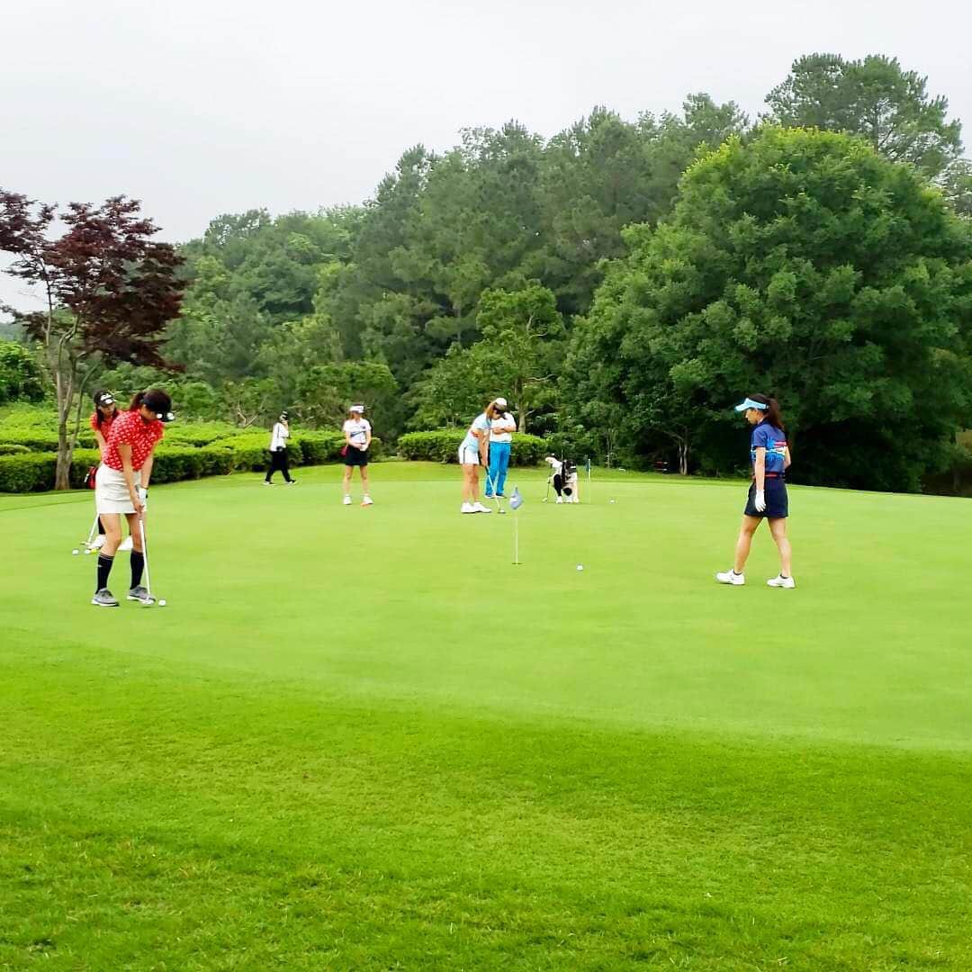 GINGERさんのインスタグラム写真 - (GINGERInstagram)「ゴルフチーム5期メンバーコースデビュー⛳️ 雨予報を見事覆し、最高のコースデビューになりました〜🏌️‍♀️ . #gingergolfteam #gingergolfteam5期生 #ルコックゴルフ #ゴルフデビューデサント #ニューエラ #アコーディアゴルフ #おおむらさきゴルフ倶楽部 #7月コースデビュー #ゴルフ女子 #女子ゴルフ #6期生近日募集 @lecoqgolf_jp」7月4日 20時34分 - ginger_magazine