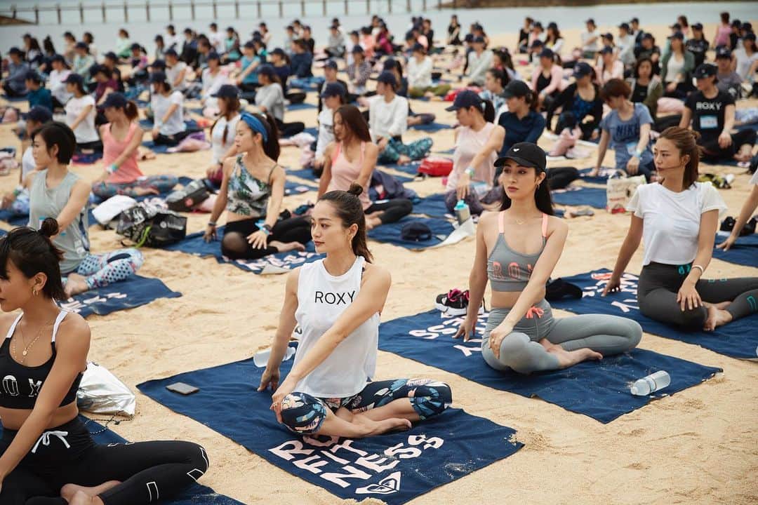 ROXY JAPANさんのインスタグラム写真 - (ROXY JAPANInstagram)「アクティブでヘルシーな女性たちが大勢集まってヨガをする姿は圧巻！自分らしくウェアを着こなして参加してくれています。」7月4日 20時44分 - roxyjapan