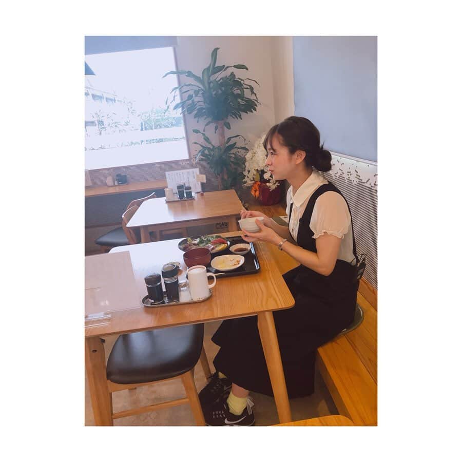 酒井瞳さんのインスタグラム写真 - (酒井瞳Instagram)「まだまだありますモグモグタイム。。。 #地元 #延岡 で私の行きつけご紹介！ しかし簡単にロケはさせてくれなかった。。。とある試練が、、、 しかし美味しい物食べるために頑張りましたよ！放送をお楽しみに！ みんなの仕事の邪魔にならないように隅で食べてる。笑 #よかばん #宮崎 #UMK #グルメ #食べるの好きな人と繋がりたい #スウィーツ #定食 #いっぱい食べていっぱい動く #いただきます #ごちそうさまでした」7月4日 20時45分 - s.sakaihitomi