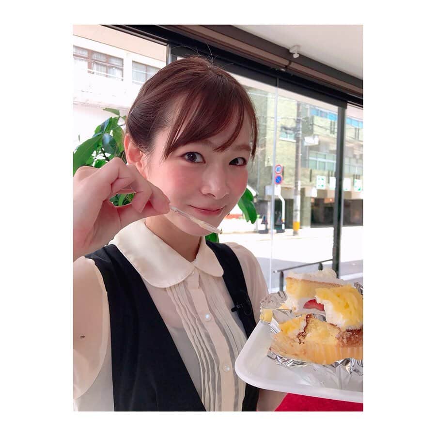 酒井瞳さんのインスタグラム写真 - (酒井瞳Instagram)「まだまだありますモグモグタイム。。。 #地元 #延岡 で私の行きつけご紹介！ しかし簡単にロケはさせてくれなかった。。。とある試練が、、、 しかし美味しい物食べるために頑張りましたよ！放送をお楽しみに！ みんなの仕事の邪魔にならないように隅で食べてる。笑 #よかばん #宮崎 #UMK #グルメ #食べるの好きな人と繋がりたい #スウィーツ #定食 #いっぱい食べていっぱい動く #いただきます #ごちそうさまでした」7月4日 20時45分 - s.sakaihitomi
