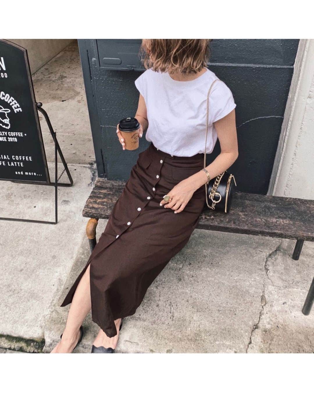 miheeさんのインスタグラム写真 - (miheeInstagram)「ootd ㅤ ㅤ 학교の前にcoffee shopへ 寄り道☕️🧡⌇ ㅤ ㅤ tops : @senseofplace_ur  skirt : @moussyofficial  bag : @adinamuse  shoes : @zara  ring : @stellarhollywood  ㅤ ㅤ  ㅤ ㅤ」7月4日 20時37分 - __mihi__
