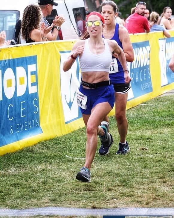 マリッサ・キャステリのインスタグラム：「Happy birthday America! 🇺🇸🎆🎇 I raced in my red, white and blue last weekend at the Independence Half! . . . . . . *#halfmarathon #independenceday #bristol #4thofjuly #runningmotivation #rhodeisland #redwhiteandblue #finishline #halfmarathonrunner」