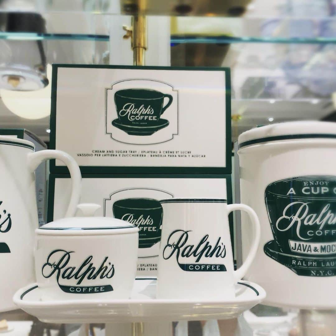 森夏子さんのインスタグラム写真 - (森夏子Instagram)「Ralph’s coffee ☕️ 大きなロゴを見つけてテンション⤴︎⤴︎⤴︎😍 Ralph’s coffee @BAL Kyoto  中南米産 100％オーガニックコーヒー豆 を使用。 環境にも身体にも幸せ♡が届く ステキな☕️ もちろん ディカフェ有り♬  ラルフズコーヒー オリジナルアイテム☕️ 🍽 🧢 👕 🛍 (マグカップ・カトラリー・キャップ・Tシャツ・トートバッグ) などなど 気になる方は 👉 どんどん👀  @ralphscoffee @kyoto_bal  #ralphlauren #ralphscoffee #ラルフズコーヒー #ラルフローレンカフェ #isutacafe #カフェめぐり #世界最大級 #大好きな人と #家族でお出かけ  #京都バル #京都カフェ部  #京都好きな人と繋がりたい #レセプション #内覧会」7月4日 20時39分 - natsusora72