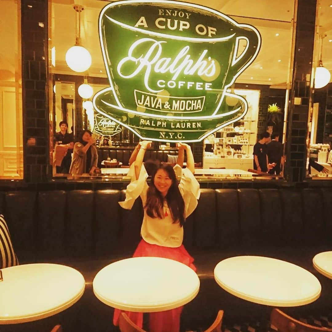 森夏子さんのインスタグラム写真 - (森夏子Instagram)「Ralph’s coffee ☕️ 大きなロゴを見つけてテンション⤴︎⤴︎⤴︎😍 Ralph’s coffee @BAL Kyoto  中南米産 100％オーガニックコーヒー豆 を使用。 環境にも身体にも幸せ♡が届く ステキな☕️ もちろん ディカフェ有り♬  ラルフズコーヒー オリジナルアイテム☕️ 🍽 🧢 👕 🛍 (マグカップ・カトラリー・キャップ・Tシャツ・トートバッグ) などなど 気になる方は 👉 どんどん👀  @ralphscoffee @kyoto_bal  #ralphlauren #ralphscoffee #ラルフズコーヒー #ラルフローレンカフェ #isutacafe #カフェめぐり #世界最大級 #大好きな人と #家族でお出かけ  #京都バル #京都カフェ部  #京都好きな人と繋がりたい #レセプション #内覧会」7月4日 20時39分 - natsusora72