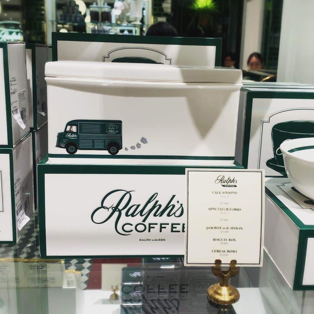 森夏子さんのインスタグラム写真 - (森夏子Instagram)「Ralph’s coffee ☕️ 大きなロゴを見つけてテンション⤴︎⤴︎⤴︎😍 Ralph’s coffee @BAL Kyoto  中南米産 100％オーガニックコーヒー豆 を使用。 環境にも身体にも幸せ♡が届く ステキな☕️ もちろん ディカフェ有り♬  ラルフズコーヒー オリジナルアイテム☕️ 🍽 🧢 👕 🛍 (マグカップ・カトラリー・キャップ・Tシャツ・トートバッグ) などなど 気になる方は 👉 どんどん👀  @ralphscoffee @kyoto_bal  #ralphlauren #ralphscoffee #ラルフズコーヒー #ラルフローレンカフェ #isutacafe #カフェめぐり #世界最大級 #大好きな人と #家族でお出かけ  #京都バル #京都カフェ部  #京都好きな人と繋がりたい #レセプション #内覧会」7月4日 20時39分 - natsusora72