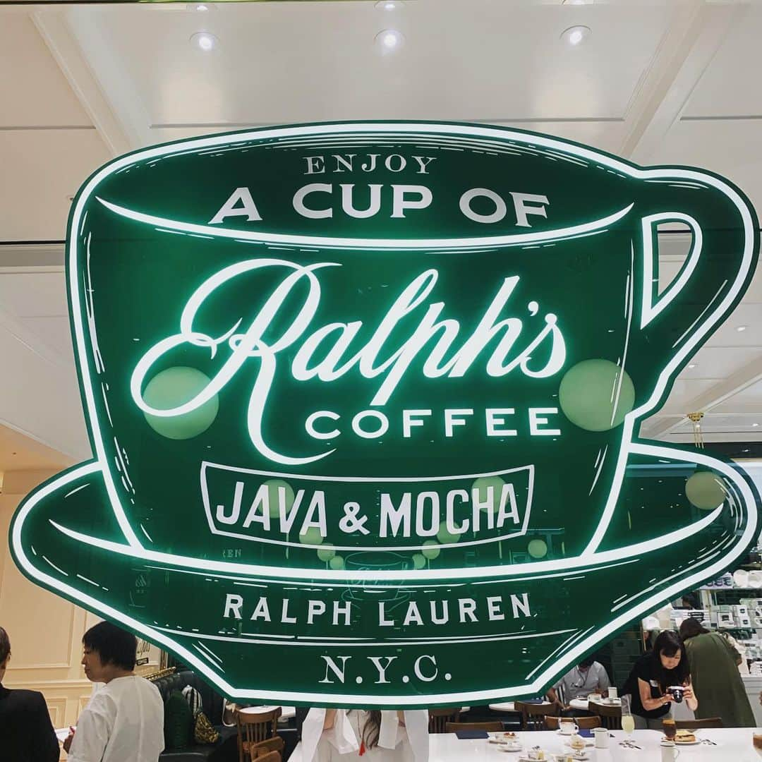 森夏子さんのインスタグラム写真 - (森夏子Instagram)「Ralph’s coffee ☕️ 大きなロゴを見つけてテンション⤴︎⤴︎⤴︎😍 Ralph’s coffee @BAL Kyoto  中南米産 100％オーガニックコーヒー豆 を使用。 環境にも身体にも幸せ♡が届く ステキな☕️ もちろん ディカフェ有り♬  ラルフズコーヒー オリジナルアイテム☕️ 🍽 🧢 👕 🛍 (マグカップ・カトラリー・キャップ・Tシャツ・トートバッグ) などなど 気になる方は 👉 どんどん👀  @ralphscoffee @kyoto_bal  #ralphlauren #ralphscoffee #ラルフズコーヒー #ラルフローレンカフェ #isutacafe #カフェめぐり #世界最大級 #大好きな人と #家族でお出かけ  #京都バル #京都カフェ部  #京都好きな人と繋がりたい #レセプション #内覧会」7月4日 20時39分 - natsusora72