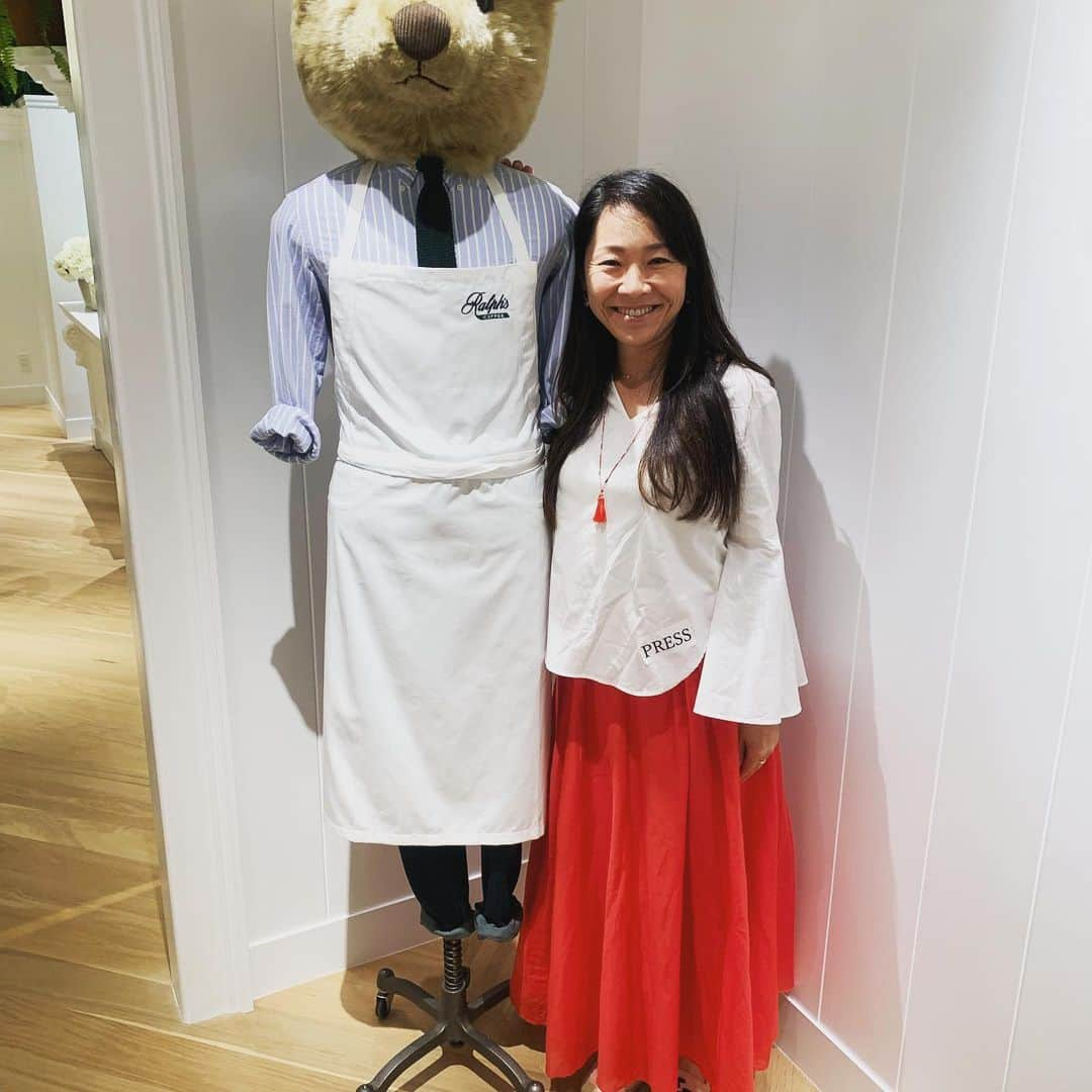 森夏子さんのインスタグラム写真 - (森夏子Instagram)「Ralph’s coffee ☕️ 大きなロゴを見つけてテンション⤴︎⤴︎⤴︎😍 Ralph’s coffee @BAL Kyoto  中南米産 100％オーガニックコーヒー豆 を使用。 環境にも身体にも幸せ♡が届く ステキな☕️ もちろん ディカフェ有り♬  ラルフズコーヒー オリジナルアイテム☕️ 🍽 🧢 👕 🛍 (マグカップ・カトラリー・キャップ・Tシャツ・トートバッグ) などなど 気になる方は 👉 どんどん👀  @ralphscoffee @kyoto_bal  #ralphlauren #ralphscoffee #ラルフズコーヒー #ラルフローレンカフェ #isutacafe #カフェめぐり #世界最大級 #大好きな人と #家族でお出かけ  #京都バル #京都カフェ部  #京都好きな人と繋がりたい #レセプション #内覧会」7月4日 20時39分 - natsusora72