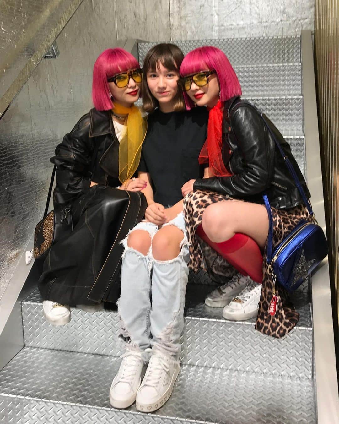 のインスタグラム：「@goldengoose in Tokyo🗼 パワーアップしたゴールデングース表参道店。長女が修学旅行で京都に行っている間に#weirdbeni はショップオープニングパーティーを堪能✨#ボブ三姉妹」