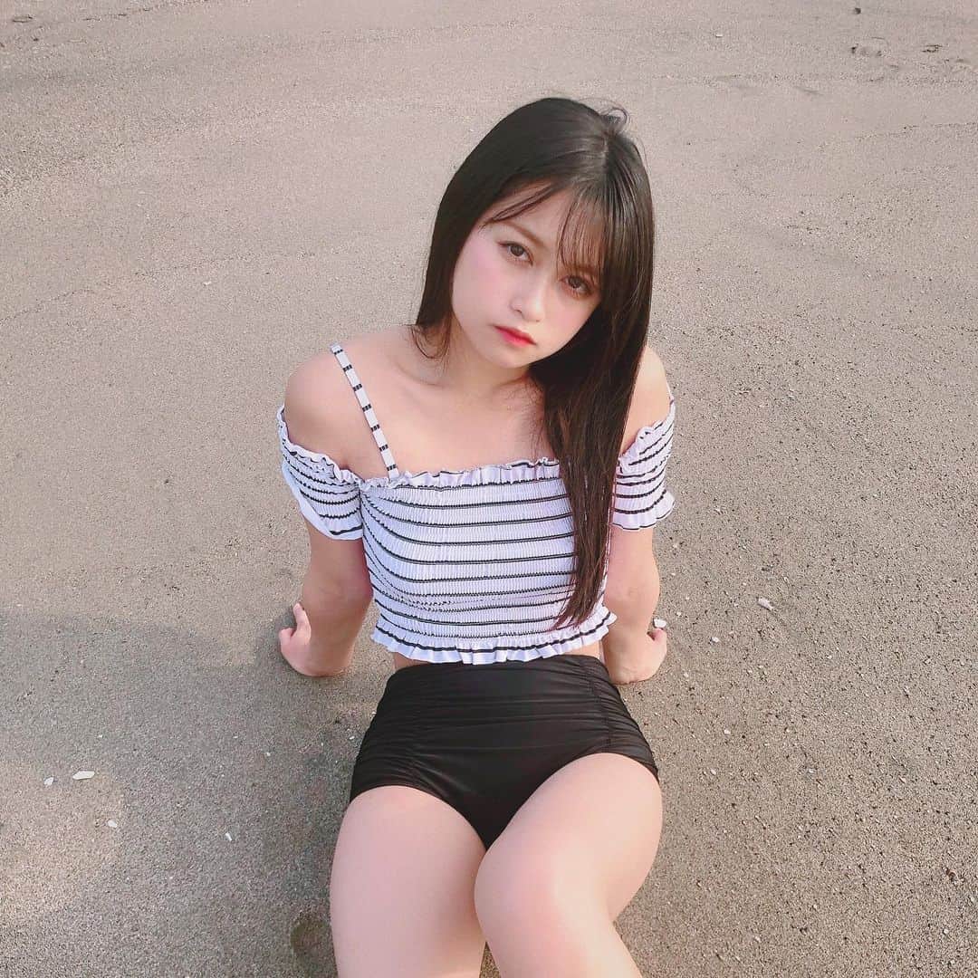 のインスタグラム：「朝がきても眠りにつけなかったから気分転換に海に行った！  平日の朝から砂浜の上でゴロゴロできるなんて最高。」