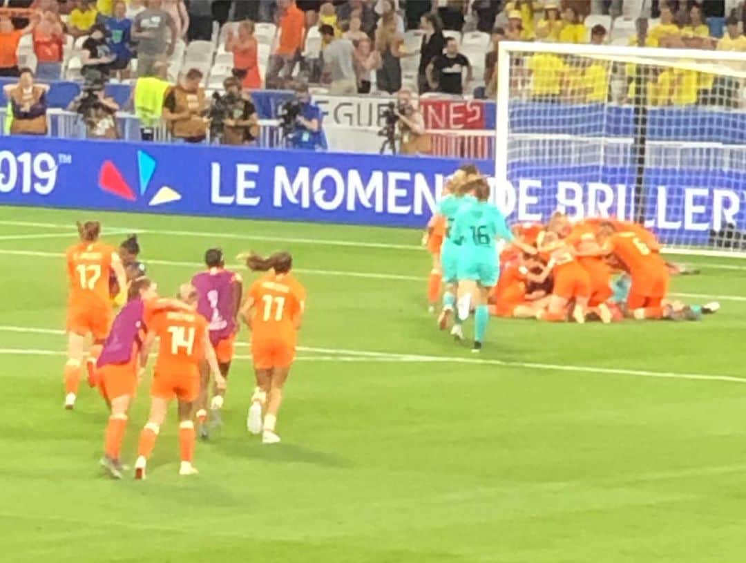 石原孝尚さんのインスタグラム写真 - (石原孝尚Instagram)「FIFA Women’s World Cup France 2019  Netherlands vs Sweden  ここ準決勝に日本がいて、決勝を三大会連続、アメリカとファイナルだったらって思いながら見てました。 イングランド対アメリカの準決勝は激しい立ち上がりでしたが、この試合は両チームが様子を見ながらの試合でした。 コンディションもあったと思いますがリスクを負わないゲーム運びでもっといけよって感じでしたがこれも準決勝。 後半に交代の選手が少しテンポを上げて延長にオランダが得点。  試合後、負けたチームの多くがグラントの上で肩を組んで次に向けて監督がポジティブに声をかけ切り替えてピッチを去る。 日本のチームでは見られませんが、素晴らしいなぁって思います。  決勝はアメリカ対オランダ  アメリカ対スウェーデンはグループリーグでも見たので、ドイツが負けた中でアメリカがスペイン、フランス、イングランドと戦ってきて、決勝で見たいカードはタイプの違うオランダだったので決勝も楽しみです！！ 今日、ウインブルドンへ移動です🎾  行ってきます！  #fifawomensworldcup  #womensworldcup  #なでしこ  #なでしこジャパン  #女子ワールドカップフランス大会」7月4日 20時53分 - taka_ishihara