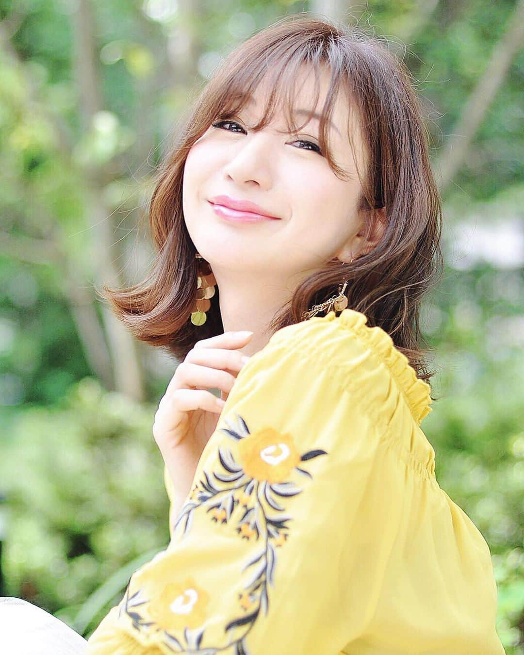 中村江莉香さんのインスタグラム写真 - (中村江莉香Instagram)「#サロン撮影 #きりっぱなしロブ 💇‍♀️💈短いのは楽チンでお気に入りです♥️ hair arrange / @hideto_piece201  hair cut / @heartim__lobby  メイク💄の詳細はYouTubeにupしています♥️♥️ #中村江莉香 ちゃんねる📺 サロン撮影の際はイメージに合わせてカラコン必須です✨🤝 #エバーカラーワンデールクアージュ #フォギーショコラ を長年愛用しています🧞‍♂️💕一番しっくり来る🥳 気分によって変えますが、#エバーカラーワンデー が落ち着くのです🎁💓笑 明日からセブ島✈️いぇーい＾＾ 飛び立ちますーーーー💕💕 ・ 今回は自社ブランド @forget_m_n ちゃんの新作撮影と女子会バンバンバカンスです🥰✨ ビーチでヨガもしたいな〜🧘‍♀️💓 久しぶりに...インスタライブもする予定ありありですよーっ！！❤️ ・ #サロンモデル #撮影 #ロブ #ボブ #アラサー女子 #ヘアアレンジ #撮影 #サロモ #サロモ撮影 #evercolor #エバカラ #カラコンレポ #カラコンレビュー #ハーフカラコン #カラコン #オンラインコンタクト #セルフメイク #海外旅行好きな人と繋がりたい #海外好き #南国へ🏝」7月4日 20時47分 - erica_nakamura