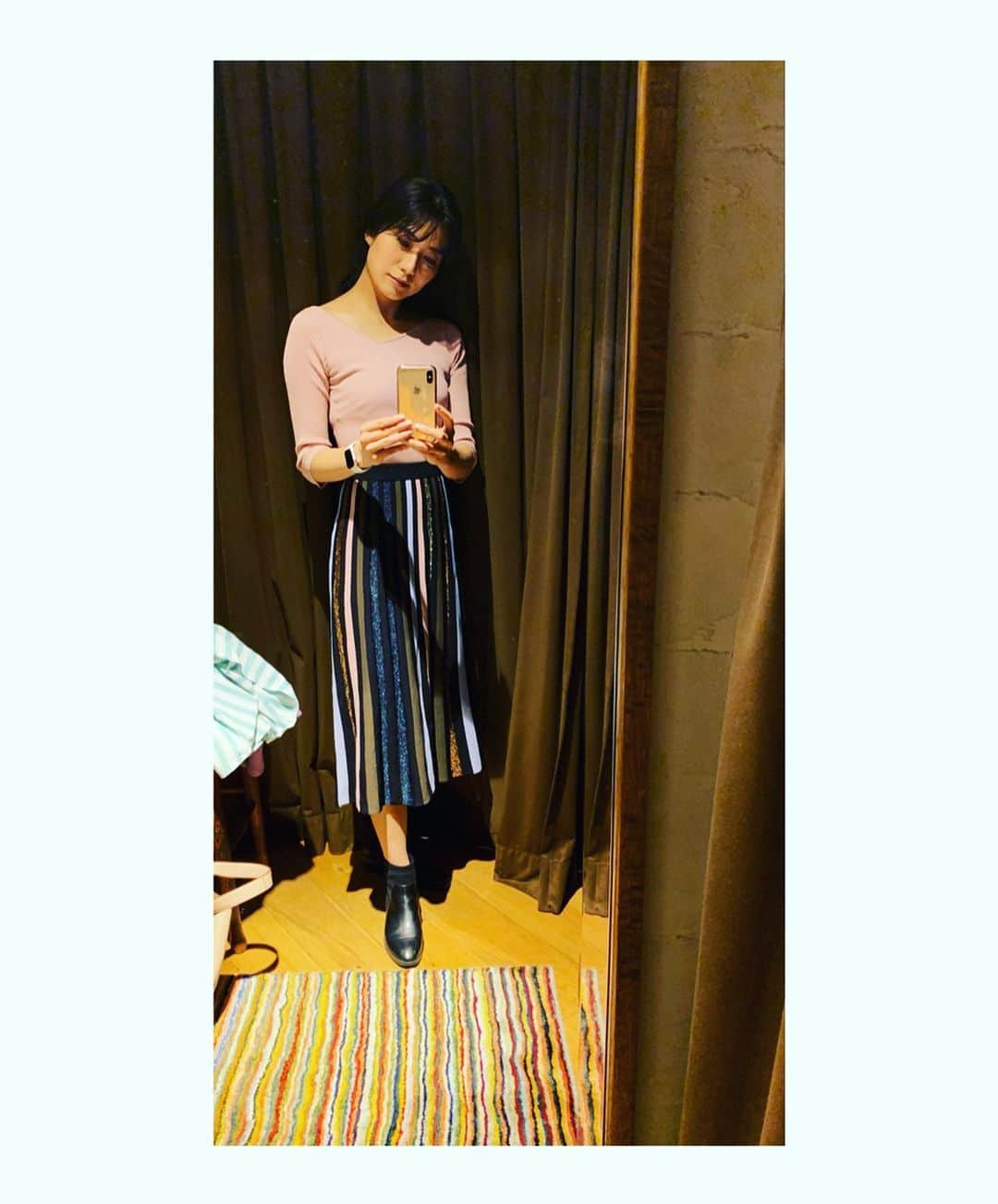 井上貴美さんのインスタグラム写真 - (井上貴美Instagram)「. 雨ですね🌂🌂 . しかし！食べます！いただきます！🍚 . . 雨にて少し待ちぼうけなのと ロケ後に立ち寄ったショップにて。 試着室でちょっと失礼しました📷 . . 首元がアシンメトリーなのです。 上品なピンクが好き。 . Top&Skirt #gracecontinental  #diagram  Boots #zara . #newsevery #日本テレビ #特集」7月4日 20時50分 - takami__213