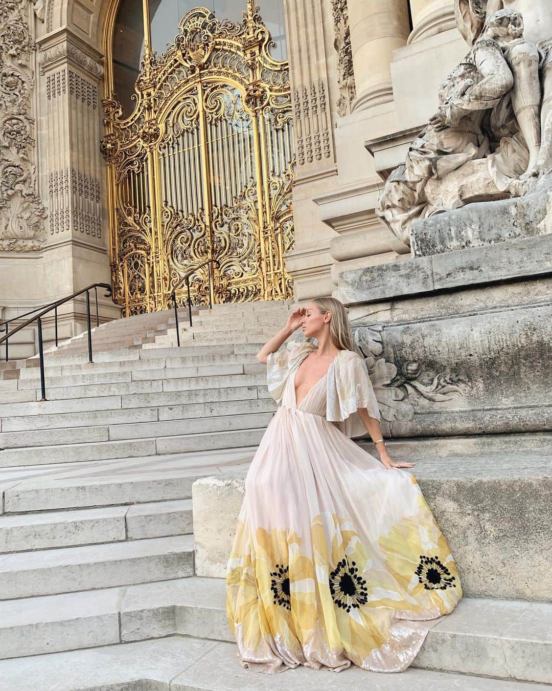 Carin Olssonさんのインスタグラム写真 - (Carin OlssonInstagram)「Feeling a little bit extra in my @Maisonvalentino gown but who wouldn’t?! 😍 (Photo: @journeyintolavillelumiere)」7月4日 21時03分 - parisinfourmonths