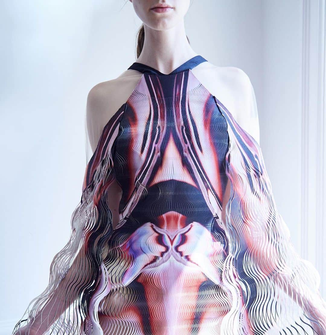 Iris Van Herpeさんのインスタグラム写真 - (Iris Van HerpeInstagram)「Biomimicry in motion ∞ the ‘Poiesis’ cape-gown behind the scenes by @mollysjlowe.  Abstract painting of warm terracotta shades are gradient-dyed on Duchesse-satin to then be heatbonded to mylar and lasercut in thousands of 0.8 mm fine waves that each are interlinked, dissecting the dress by each movement. The movement creates a three-dimensional bubble effect and is designed to move faster than the eye can follow. ∞ Show credits Styling: @patti_wilson  Special thanks to collaborating artist: @anthony.howe.art  Collaborating artist: @philip.beesley Casting: Maida Gregory Boina, @maximevalentini & @caromauger  Model: @natalia_trnkova ∞ #irisvanherpen #hypnosiscouture #parisfashionweek」7月4日 21時02分 - irisvanherpen