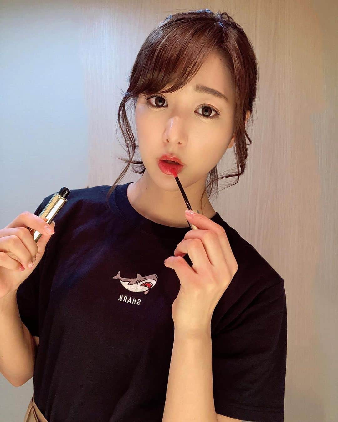 佐々木もよこさんのインスタグラム写真 - (佐々木もよこInstagram)「昨日はインスタ不具合により、﻿ 告知していたインスタライブができなくて﻿ ごめんなさいでした〜〜😭💦﻿ ﻿ 今日実は少しだけゲリラライブしたんだけど、﻿ また改めてライブするから﻿ その時はよろしくねっ🥰🍕❤️✨﻿ ﻿ ﻿ ﻿ ﻿ ﻿ ﻿ 今日はオススメリップの紹介💄﻿ ﻿ ﻿ 💠エレガンスの💠﻿ ✨リクイッドルージュビジュー02✨﻿ ﻿ これ、色もかわいいし、﻿ 潤うしその潤いが続く🥺💕💕﻿ ﻿ グロスみたいな感じだけどルージュだから﻿ 色づきはしっかりでこれ一本で﻿ かわいいくちびるになれるよ〜💋✨✨﻿ ﻿ ﻿ またお気に入りコスメが増えてうれしい😊❤️﻿ ﻿ ﻿ ﻿ ﻿ ﻿ ﻿ ﻿ #コスメ#美容#おすすめコスメ#リップ#エクセル#エクセルリップ#リクイッドルージュビジュー #beauty#lip#lipstick #pink#cosmetics #excel」7月4日 20時56分 - moyoko_atom