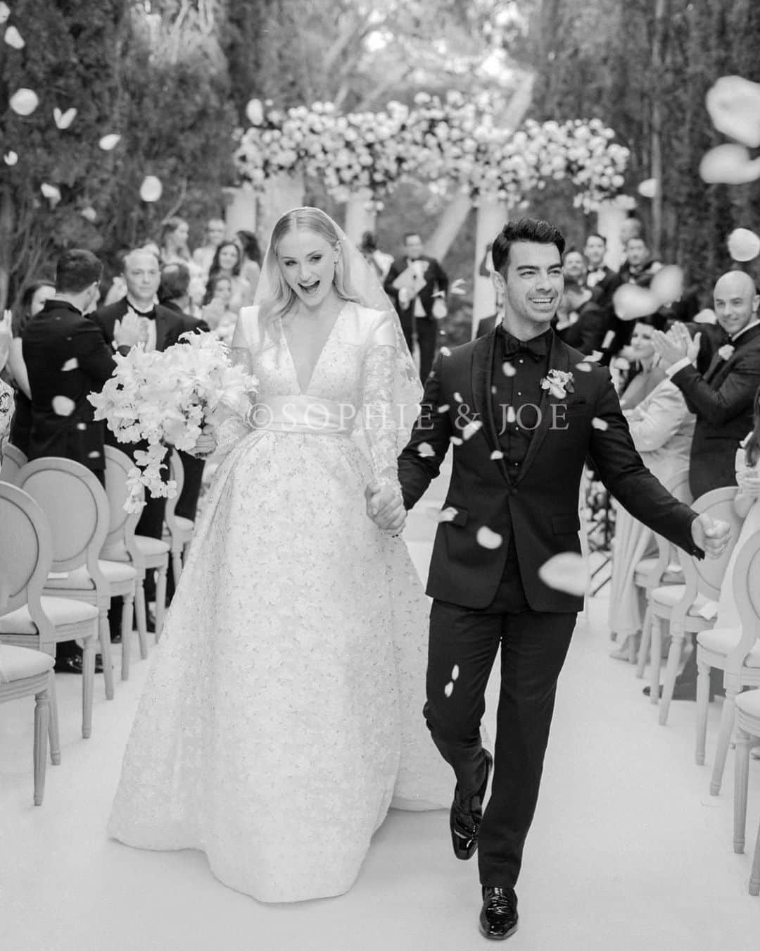 ルイ・ヴィトンさんのインスタグラム写真 - (ルイ・ヴィトンInstagram)「Congratulations to Mr. and Mrs. Jonas! #SophieTurner wore a custom #LouisVuitton bridal dress by @NicolasGhesquiere at her wedding to #JoeJonas in the South of France. The dress featured flower-embroidered tulle and silk gazar with leather satin details.」7月4日 20時56分 - louisvuitton