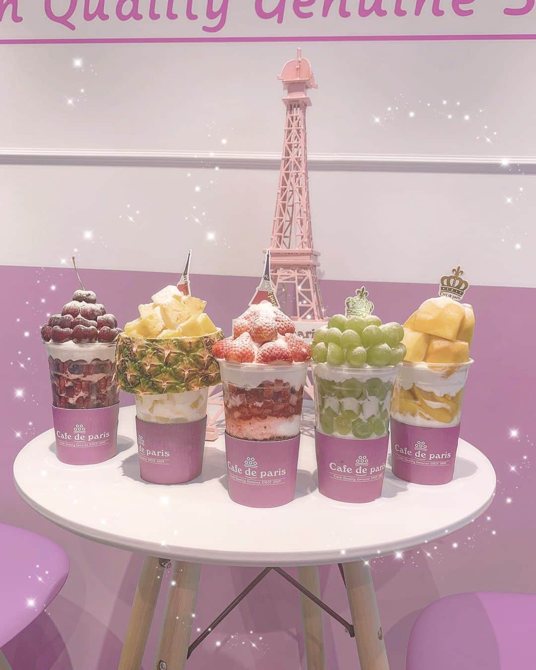 のインスタグラム：「.*⑅︎୨୧┈︎┈︎┈︎┈︎┈︎┈︎┈┈︎┈︎┈︎┈︎┈︎୨୧⑅︎* .  サマーストロベリーボンボンが食べれる🍓 ㅤㅤㅤㅤㅤㅤ 📍Tokyo shinjuku Cafe de paris 新宿ルミネエスト店 ㅤㅤㅤㅤㅤㅤ Cafe de parisの期間限定のサマーストロベリーボンボンは国産の夏いちごと、フローズンいちごを使用してるんだって🍓 とっても高級な国産の夏いちごを使用していますが、冬のストロベリーボンボンと同じく1800円なのでお得ってことです💗 ルミネエスト店は店内が40席以上で、スタンド席を合わせると50席以上あるので広々♡ 新宿駅直結の地下なので雨の日のお出かけやデートにも🙆‍♀️ 苺激推しです💗 . . 💎Access Cafe de paris 新宿ルミネエスト店 新宿ルミネエストB1F 11:00〜22:00(月〜金) 10:30〜21:30(土・日・祝) ㅤㅤㅤㅤㅤㅤㅤㅤㅤㅤ Cafe de paris 六本木ヒルズ店 六本木ヒルズ ヒルサイド2F 10:00〜22:00 9/1(日)までの期間限定 .*⑅︎୨୧┈︎┈︎┈︎┈︎┈︎┈︎┈┈︎┈︎┈︎┈︎┈︎୨୧⑅︎* .  #cafedeparis#カフェドパリ#tokyocafe#東京カフェ#新宿カフェ#六本木カフェ#shinjukucafe#roppongicafe#ストロベリーボンボン#ストロベリーパフェ#苺パフェ#strawberrypuff#タルギボンボン#딸기봉봉#딸기파르페#インスタ映えスイーツ#フォトジェニックスイーツ#まありんカフェ巡り#パフェ巡り#フルーツパフェ#pinccafe」