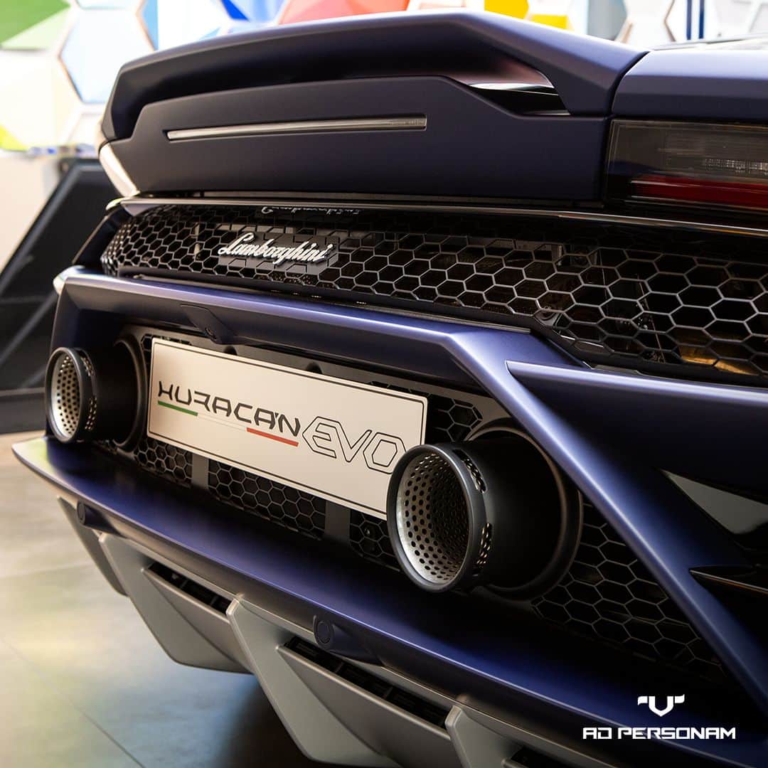 ランボルギーニのインスタグラム：「It’s simple to customize Lamborghini Huracán EVO with our Ad Personam program: here’s its rear bumper with Blu Emera body color and Grigio Adamas livery. #Lamborghini #HuracanEVO #AdPersonam #MakeItUnique」
