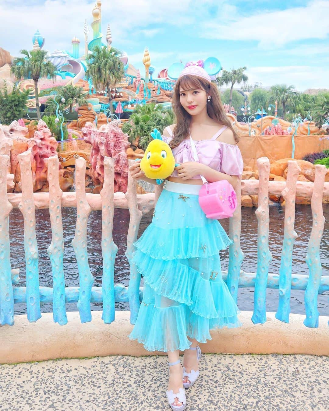 小沼瑞季さんのインスタグラム写真 - (小沼瑞季Instagram)「🧜‍♀️🐠🐚💙﻿ ﻿ 夏になるとアリエルバウンドしたくなる🧜‍♀️💕﻿ ﻿ 今回は３回目のアリエルバウンドなので﻿ 服、靴、イヤリング、イヤハ﻿ 全てアリエル要素の詰まった﻿ 妥協点ゼロなこだわりコーデにした💖✨！！！﻿ ﻿ ﻿ スカートはsretsisで買ったもの💕﻿ ヒトデやパールがたくさん⭐️﻿ この絶妙なフリル感と色味が﻿ 人魚姫にぴったりだった💙💙💙﻿ サンダルはRANDAでアリエルコラボなの🥰👡﻿ ﻿ ﻿ そして余談ですが！！！！﻿ 本日、ついに！！！！﻿ リトルマーメイドの実写映画の﻿ 主人公が決まったみたいだね〜〜🥺💕💓﻿ めちゃくちゃ楽しみだね、、、！！！💕﻿ ﻿ ちょうど昨日、実写化の話ししてたから﻿ タイムリーでびっくり😳✨💕﻿ アリエルはディズニープリンセスの中で﻿ 1.2位を争うくらい好きだから﻿ もう、いまからすーっごく楽しみ🎶﻿ ﻿ ﻿ #ariel#littlemermaid#tokyodisneysea#tds#disneysea#marmaid#marmaidlagoon#disneyig#disneylife#sretsis#randa#honeymihoney#東京ディズニーシー#ディズニー好きな人と繋がりたい#ディズニー好き#ディズニーシー#アリエル#アリエルバウンド#アリエルコーデ#リトルマーメイド#マーメイドラグーン#ハニーミーハニー#スレトシス#ランダ#みいきディズニー🏰💞 ﻿」7月4日 21時11分 - mizukikonuma