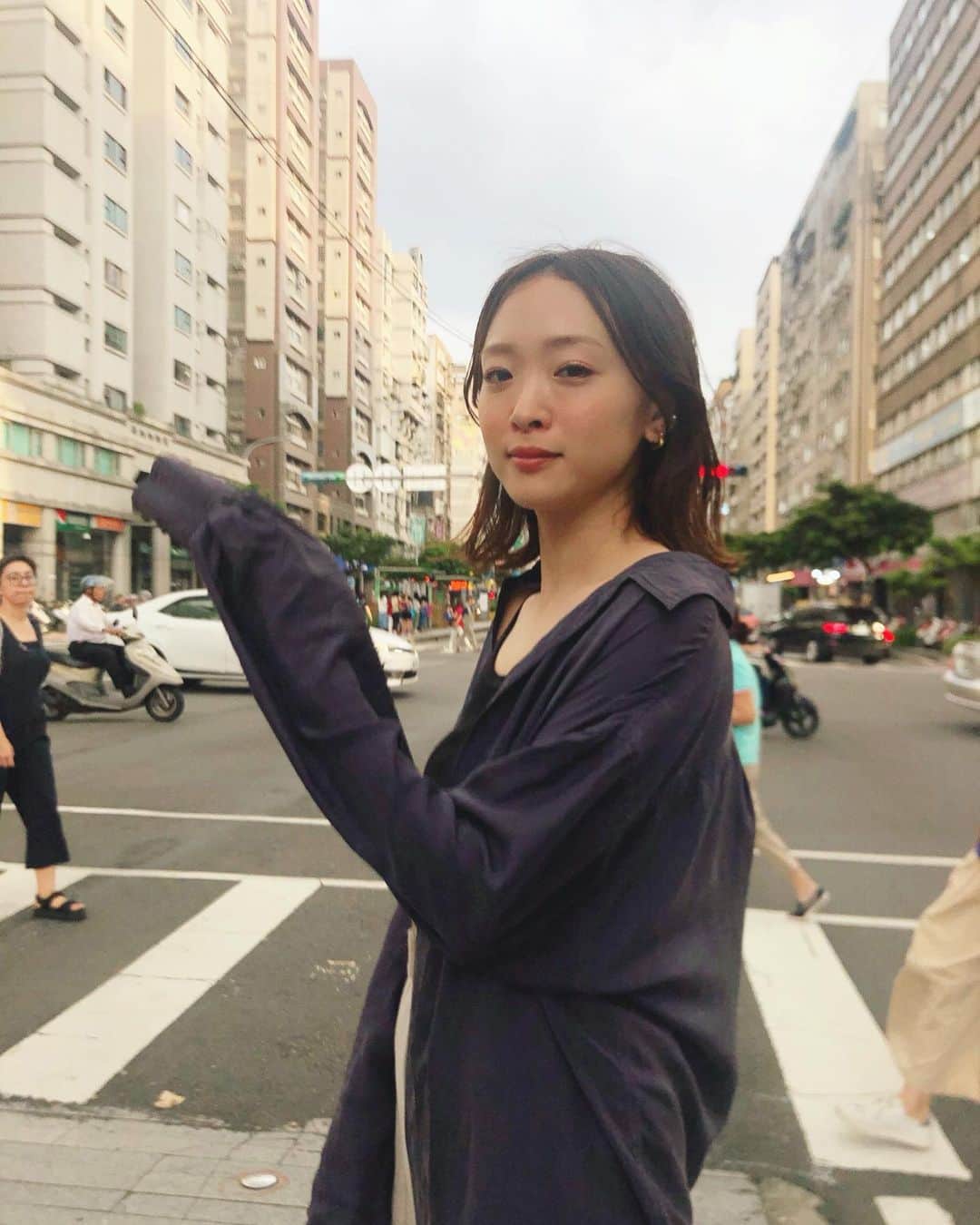 野尻美穂のインスタグラム：「2度目の台湾！ 雨にはまだ負けてないけどじっめじめ😇👍 排気ガス吸わないようにしてました🤣顔 #台北 #袖の中でピースしてる✌️ #wai_ships」