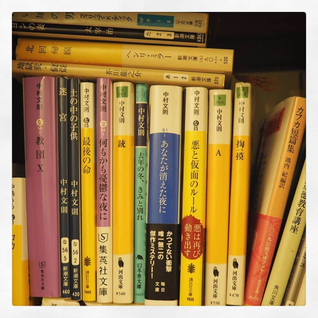 夏子さんのインスタグラム写真 - (夏子Instagram)「今月の夏子の本棚は、 ある時期凄く救われた、いや今も、これからも、中村文則さんの本の中から『何もかも憂鬱な夜に』を紹介しています。  是非本書で読んで頂きたいです。 あ！勿論もちろんファッションも。  私の本棚は満杯になり雪崩が起きます。どうしまひょ。」7月4日 21時07分 - natsuko93_official