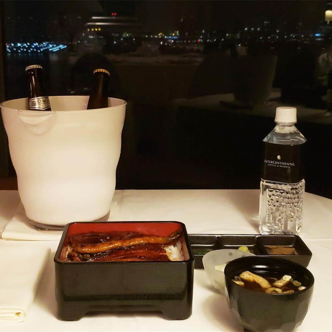 InterContinental Tokyo Bayさんのインスタグラム写真 - (InterContinental Tokyo BayInstagram)「. インルームダイニングでは、昨年大変ご好評いただいた夏のおすすめメニュー『うな重』を期間限定で提供しております。  鰻のふっくらとした食感と甘辛だれが絶品😋 ビタミン豊富な夏の定番メニュー『うな重』は、夏バテ予防にぜひご賞味ください！  ちなみに今年の土用の丑の日は7月27日です💪  Very popular among in-room dining and summer recommended menu Grilled eel on rice has returned for a limited time. The plump texture and sweet and spic sauce are excellent! It is a summer standard menu rich in vitamins. Please try it for summer batter prevention.  #インターコンチネンタル東京ベイ　#ルームサービス #高層階　#浜松町　#うなぎ #うな重　#夏バテ #甘辛　 #ビタミン #定番 #インルームダイニング #土用の丑の日  #7月27日  #eel #intercontinentaltokyobay  #hotel #inroomdining #roomservice  #tokyo #东京　#东京湾  #도쿄　#도쿄만」7月4日 21時10分 - intercontitokyobay