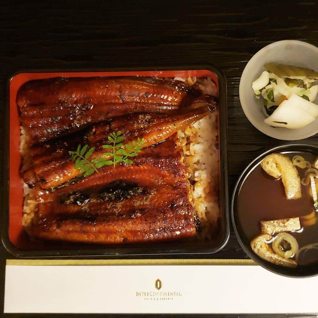 InterContinental Tokyo Bayさんのインスタグラム写真 - (InterContinental Tokyo BayInstagram)「. インルームダイニングでは、昨年大変ご好評いただいた夏のおすすめメニュー『うな重』を期間限定で提供しております。  鰻のふっくらとした食感と甘辛だれが絶品😋 ビタミン豊富な夏の定番メニュー『うな重』は、夏バテ予防にぜひご賞味ください！  ちなみに今年の土用の丑の日は7月27日です💪  Very popular among in-room dining and summer recommended menu Grilled eel on rice has returned for a limited time. The plump texture and sweet and spic sauce are excellent! It is a summer standard menu rich in vitamins. Please try it for summer batter prevention.  #インターコンチネンタル東京ベイ　#ルームサービス #高層階　#浜松町　#うなぎ #うな重　#夏バテ #甘辛　 #ビタミン #定番 #インルームダイニング #土用の丑の日  #7月27日  #eel #intercontinentaltokyobay  #hotel #inroomdining #roomservice  #tokyo #东京　#东京湾  #도쿄　#도쿄만」7月4日 21時10分 - intercontitokyobay