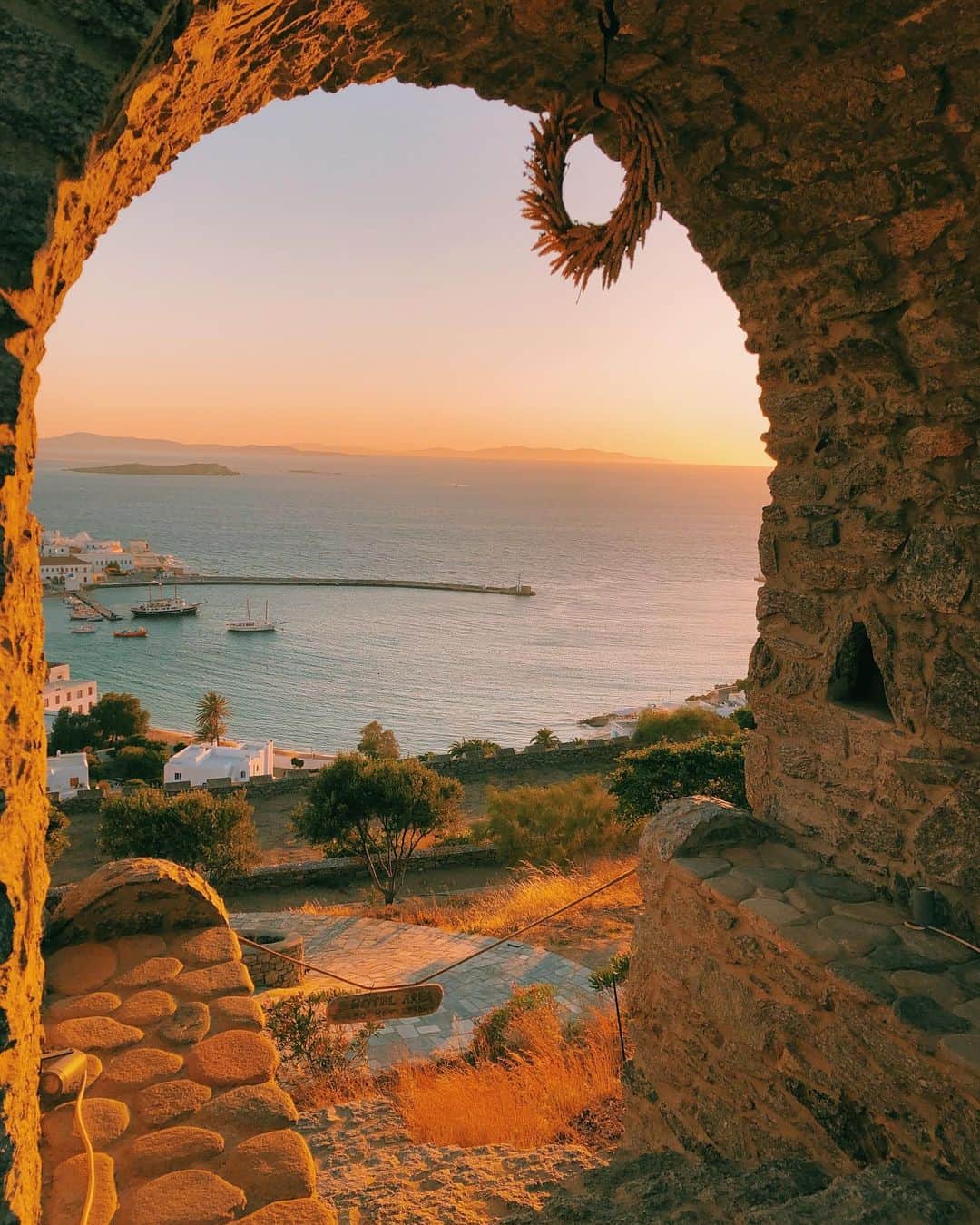 イザベル・グラールさんのインスタグラム写真 - (イザベル・グラールInstagram)「Always chasing the sunset 🌅🧡 Take 2 #greece #vacation #mykonos #sunset」7月4日 21時19分 - izabelgoulart