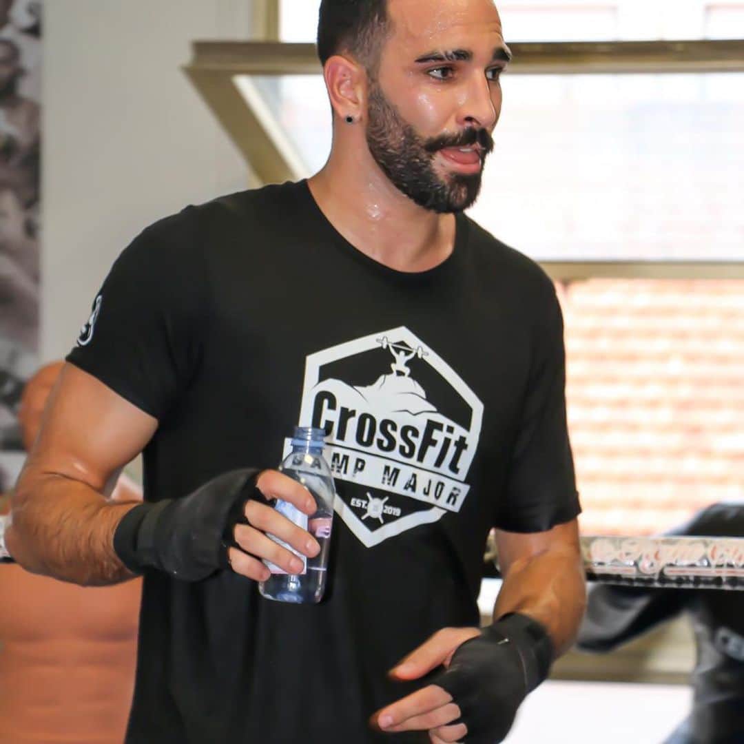アディル・ラミのインスタグラム：「Pourquoi la boxe ? Pour la forme le mental , cardio , endurance , respiration , réflexe , agilité , coordination , mobilité , sèche , renforcement des bras , jambes et tonifie le reste , MAIS La boxe permet d’évacuer le stress et d’améliorer l’estime de soi La boxe permet d’aller au-delà de ses capacités et de se repousser ses limites. Au fil des entraînements, elle aide à mieux se sentir et favorise la confiance et le maîtrise de soi. ... professeur adilus 😂, ça évitera les questions de pkoi pas de foot 🦶... kiss à vous 🤷🏻‍♂️😘 📸 by : @mkpiictures / coach : @normannborgel @angel_training_」