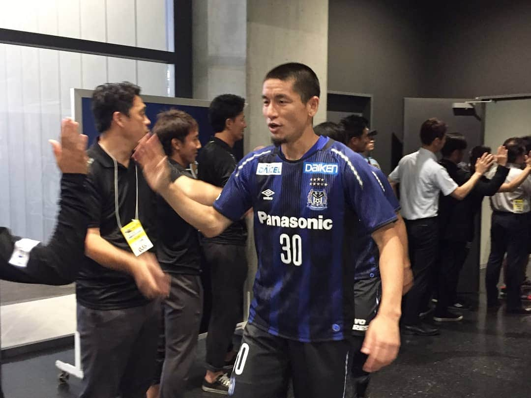 青山直晃のインスタグラム：「[July 3] 💪 #TeamAo . 📷 Credit to Gamba Osaka (twitter) . #青山直晃 #AoyamaNaoaki #NaoakiAoyama #NA30#AO30 #อาโอยามะ #นาโออากิ #นาโออากิอาโอยามะ . #ガンバ大阪 #GAMBAOSAKA #Jリーグ #JLeague」