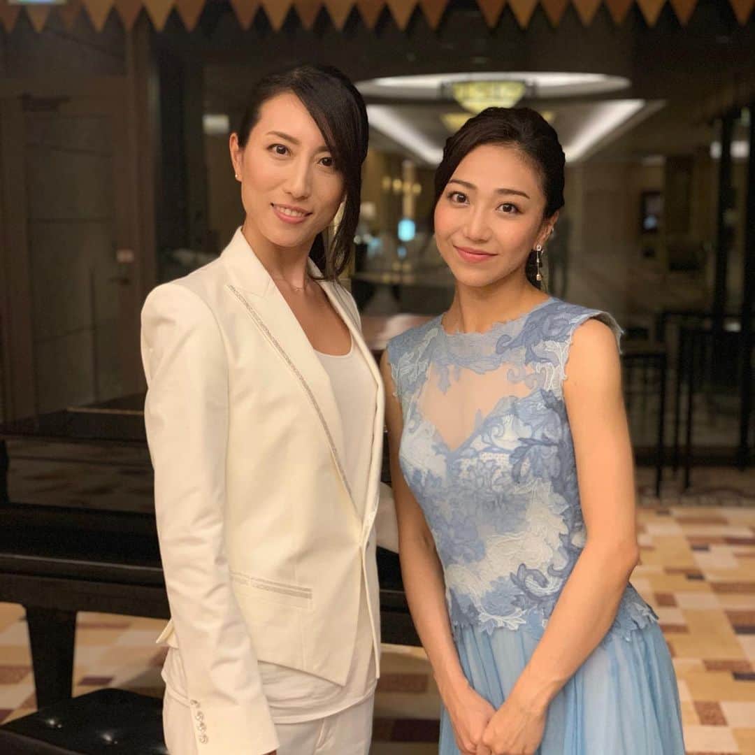 透水さらさのインスタグラム：「昨日はれーれさんと神戸にてお医者様の学会で歌わせていただきました🎶﻿ ﻿ ﻿ れーれさんとは話しだすと盛り上がって、気付いたら本番数分前！！というのがよくあります😂  3枚目の動画は、れーれさんがベルトを忘れたって会話ʬʬʬ 終わった後の気が抜けた感じも投稿しちゃう  #朝風れい さん#学会#コンサート#イベント#宝塚」