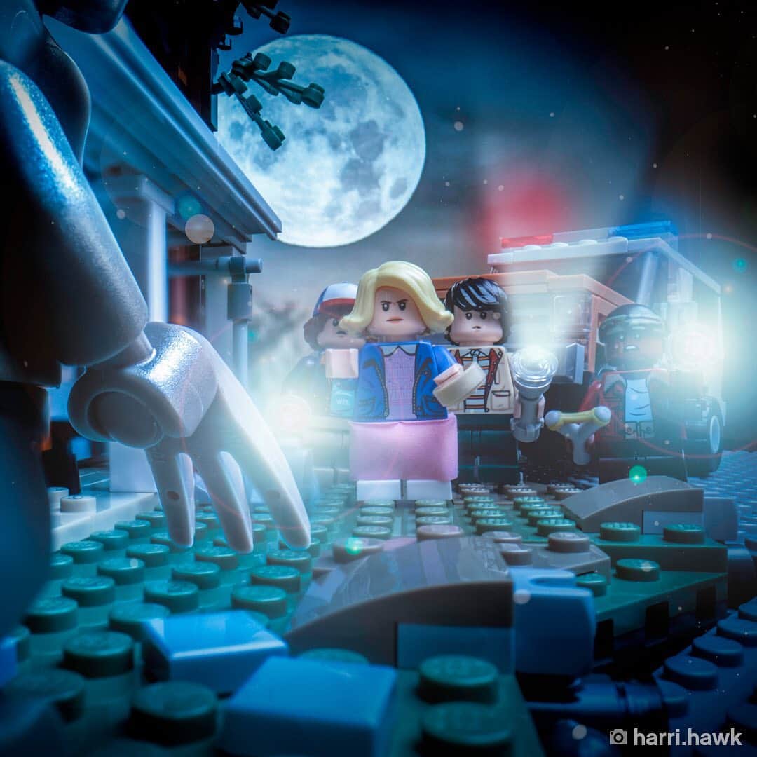 LEGOさんのインスタグラム写真 - (LEGOInstagram)「I just feel whole, like a piece of me was missing, and now, it’s not... Ready to binge? 🍿🤩 #StrangerThings #Season3 📸 credit to @by_a.n.n.a & @harri.hawk」7月4日 21時17分 - lego
