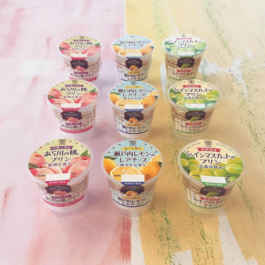 トーラク株式会社のインスタグラム：「. 桃に、レモンに、マスカット✨。 レアチーズにプリン、、、どれにしよう？ . . ◉カップマルシェ 和歌山県産あら川の桃プリン. ◉カップマルシェ 丸ごと搾り瀬戸内レモンのレアチーズ. ◉カップマルシェ 長野県産シャインマスカットのプリン. カップマルシェはマルシェで売られているようなこだわりの素材の美味しさをぎゅーっとカップに詰めたスイーツのシリーズです。 . . #トーラク #TORAKU #神戸プリン #プリン #プリン好き #プリンマニア #チーズケーキ #カップマルシェ #レモン #瀬戸内レモン #桃 #あら川の桃 #フルーツプリン #シャインマスカット #甘いもの #コンビニスイーツ #コンビニ #スイーツ #スイーツ好き #pudding #puddingparty #sweets⠀#おやつタイム」