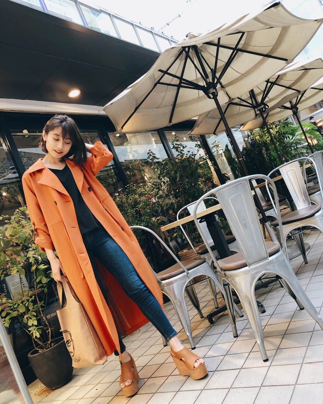 のインスタグラム：「. いつかのコーデ🥺 バック以外、全身EGOISTの🙆‍♀️ オレンジのトレンチはサイズ感と お色味が好み🍊 #coordinates #egoist #japanesegirls #ootds  #portraitstreet #shinjukutokyo  #トレンチコート #黒髪ボブ  #エゴイスト #お洒落女子  #シンプルコーディネート  #大人カジュアルコーデ」